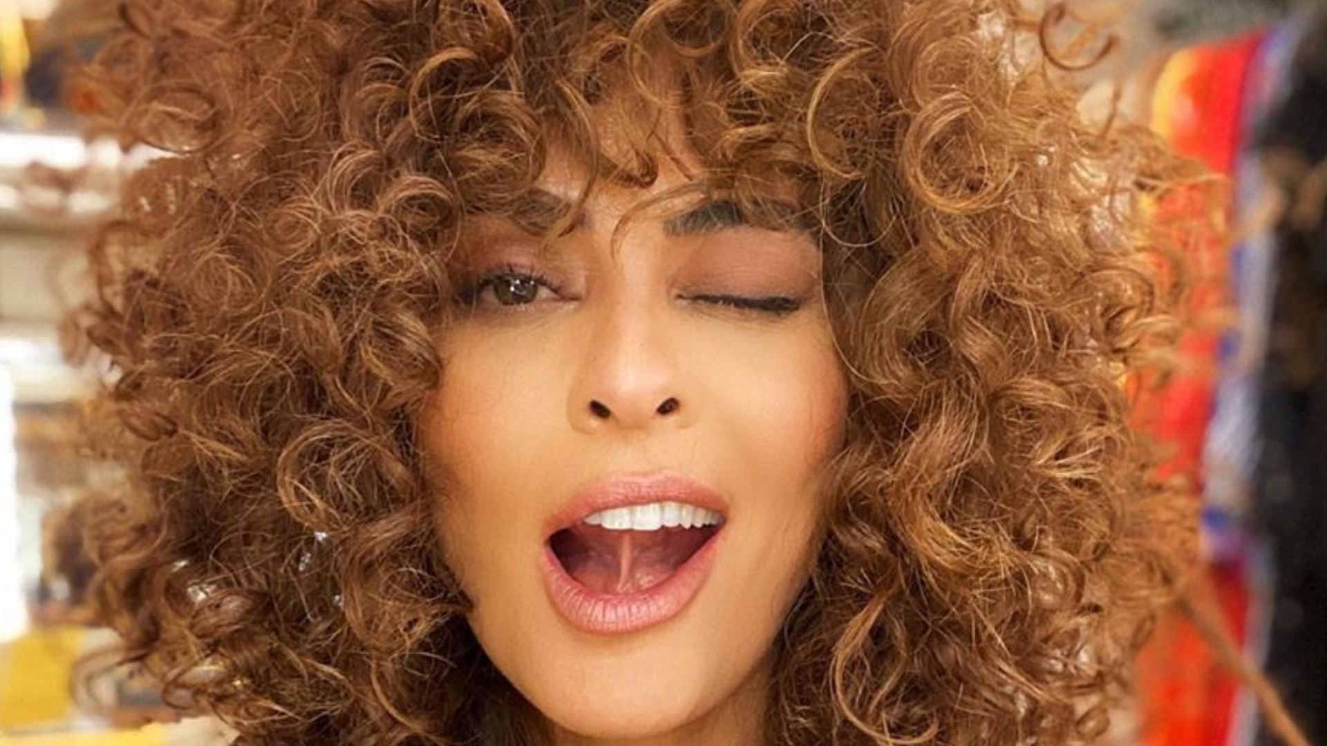 Com um look todo vermelho, Juliana Paes curte dia de sol e arranca elogios na web: “A dona do pedaço!”