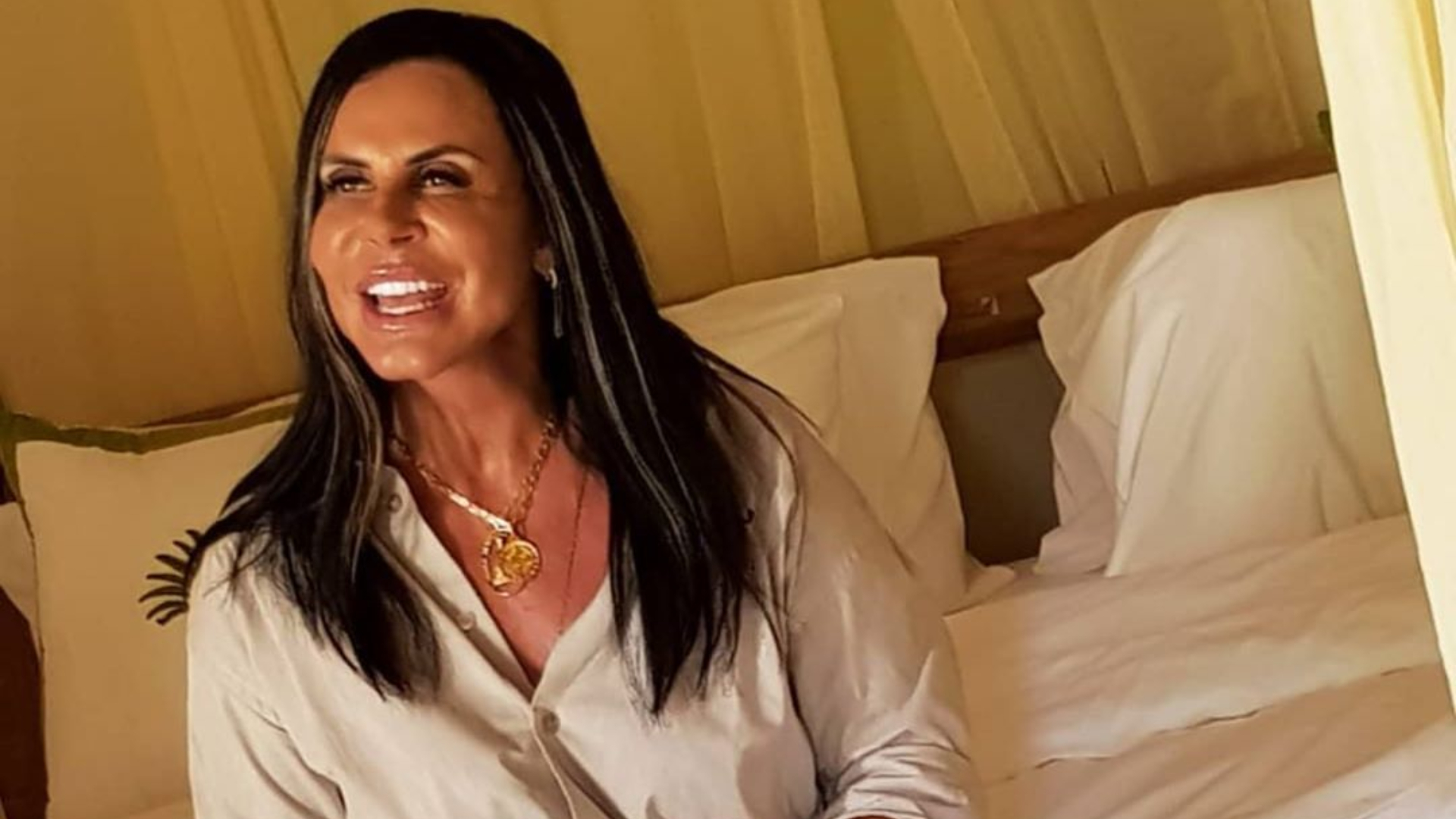 Gretchen e noivo apostam em looks praticamente idênticos para passear e fã brinca: “Meu marido não se veste igual a mim”
