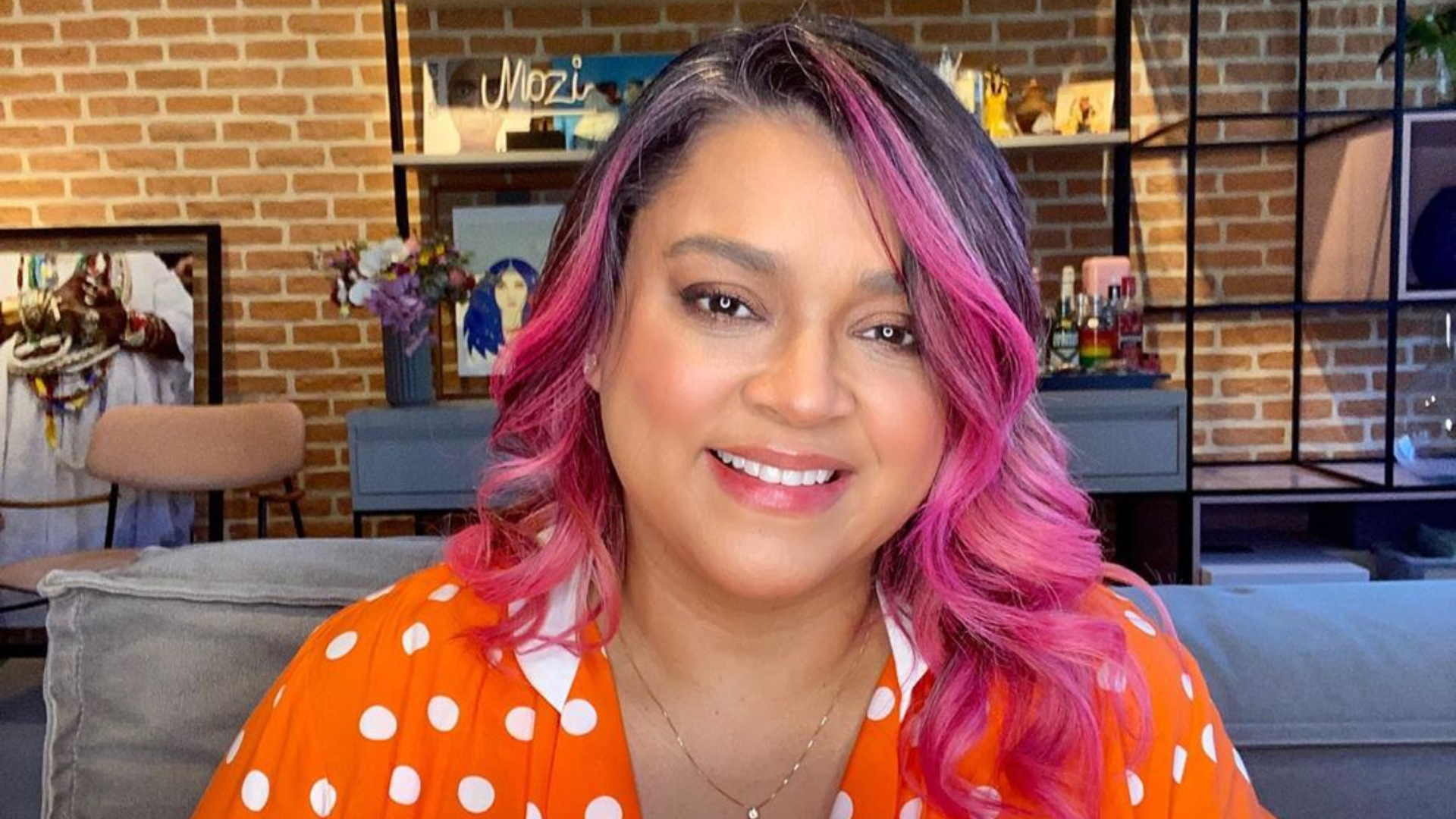 Estilosíssima! Com cabelo rosa e usando apenas lingerie, Preta Gil mata saudade das sessões de foto com ensaio caseiro maravilhoso