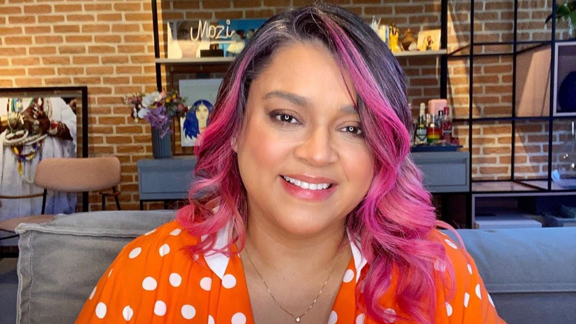 Musa! Com estilo tie dye, Preta Gil combina biquini com a cor do cabelo e é exaltada na web: “Empoderada que chama, né?”