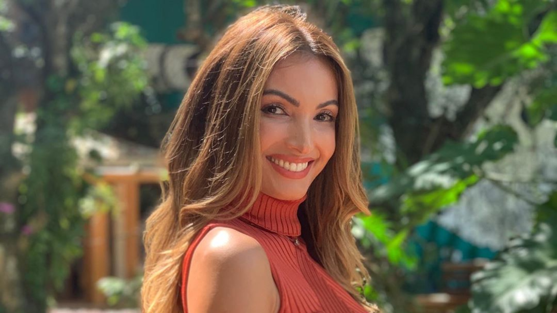 Patricia Poeta aposta em macacão rosa com mangas bufantes avaliado em R$ 1.398 e recebe elogios pelo look; confira