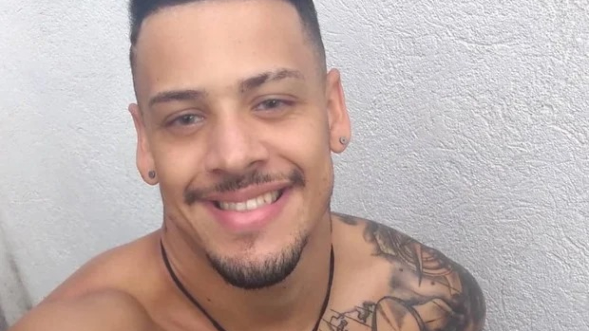 Aos 26 anos, ex-ator pornô, Theo Barone morre