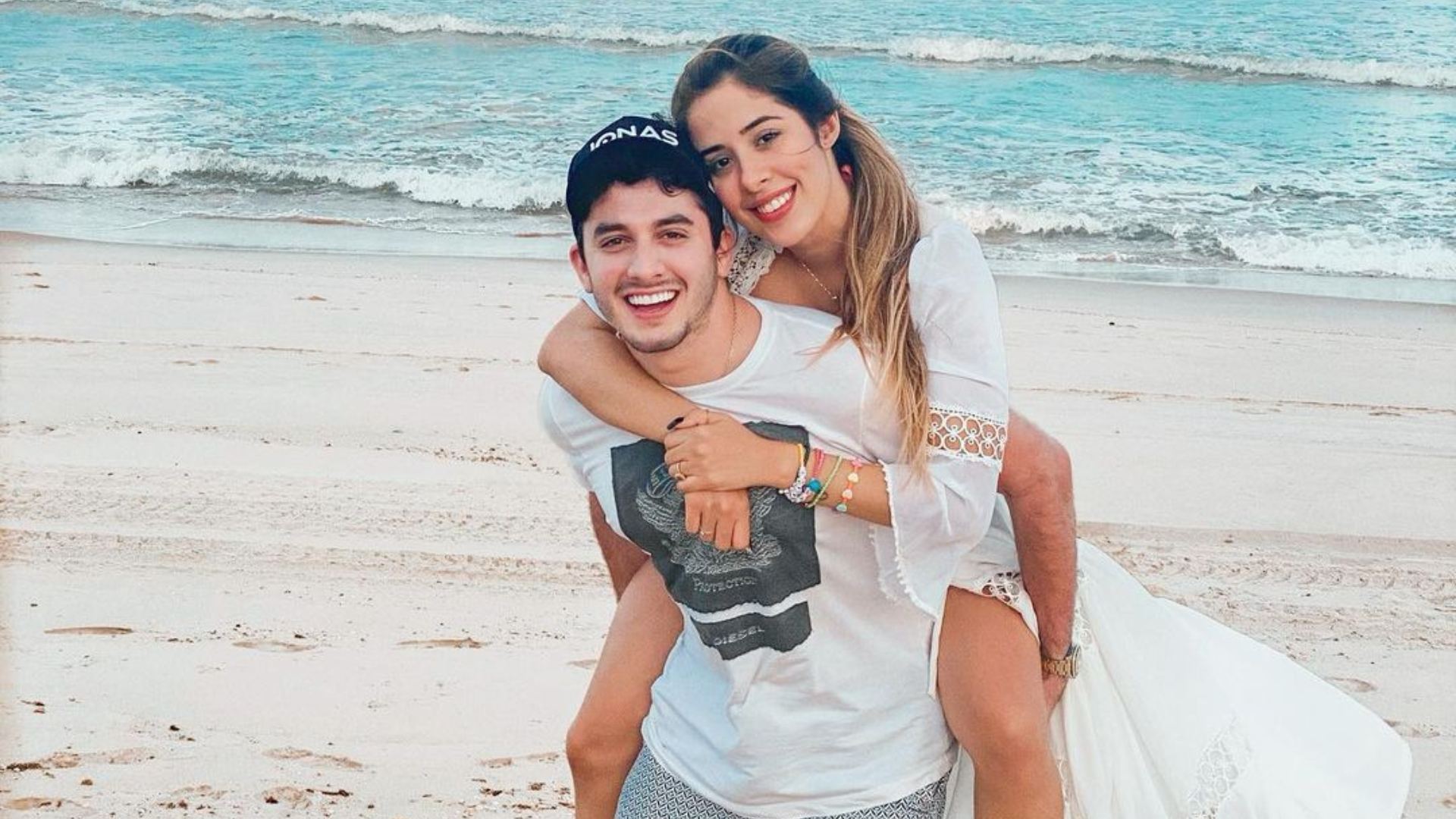 Investiu nela! Jonas Esticado fecha cinema e pede namorada em casamento