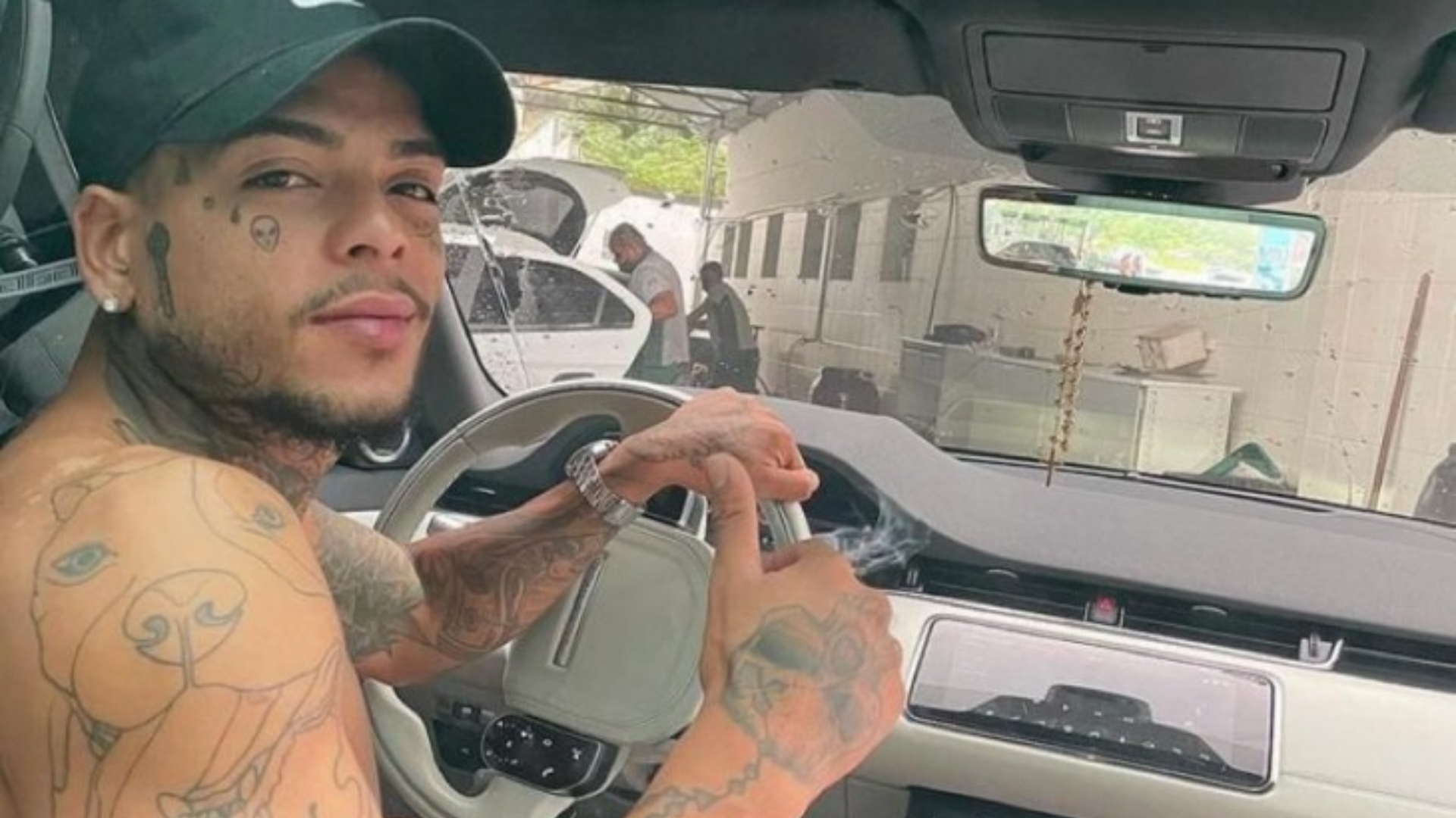 Após se envolver em confusão com ex-namorada, Mc Kevin sofre acidente de carro e é internado em hospital, diz colunista