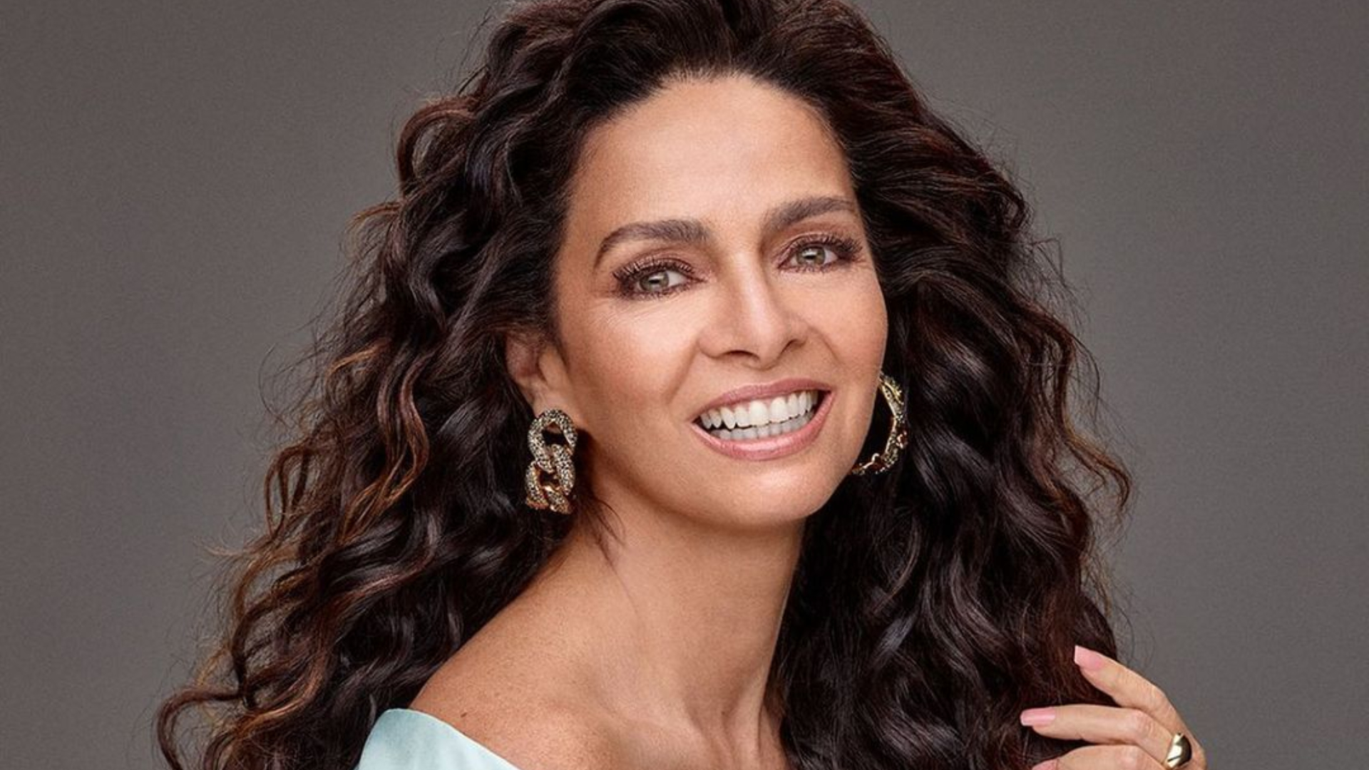 Pela primeira vez, Claudia Ohana deixa o cabelo escuro de lado e transforma completamente o visual; Veja o antes e o depois