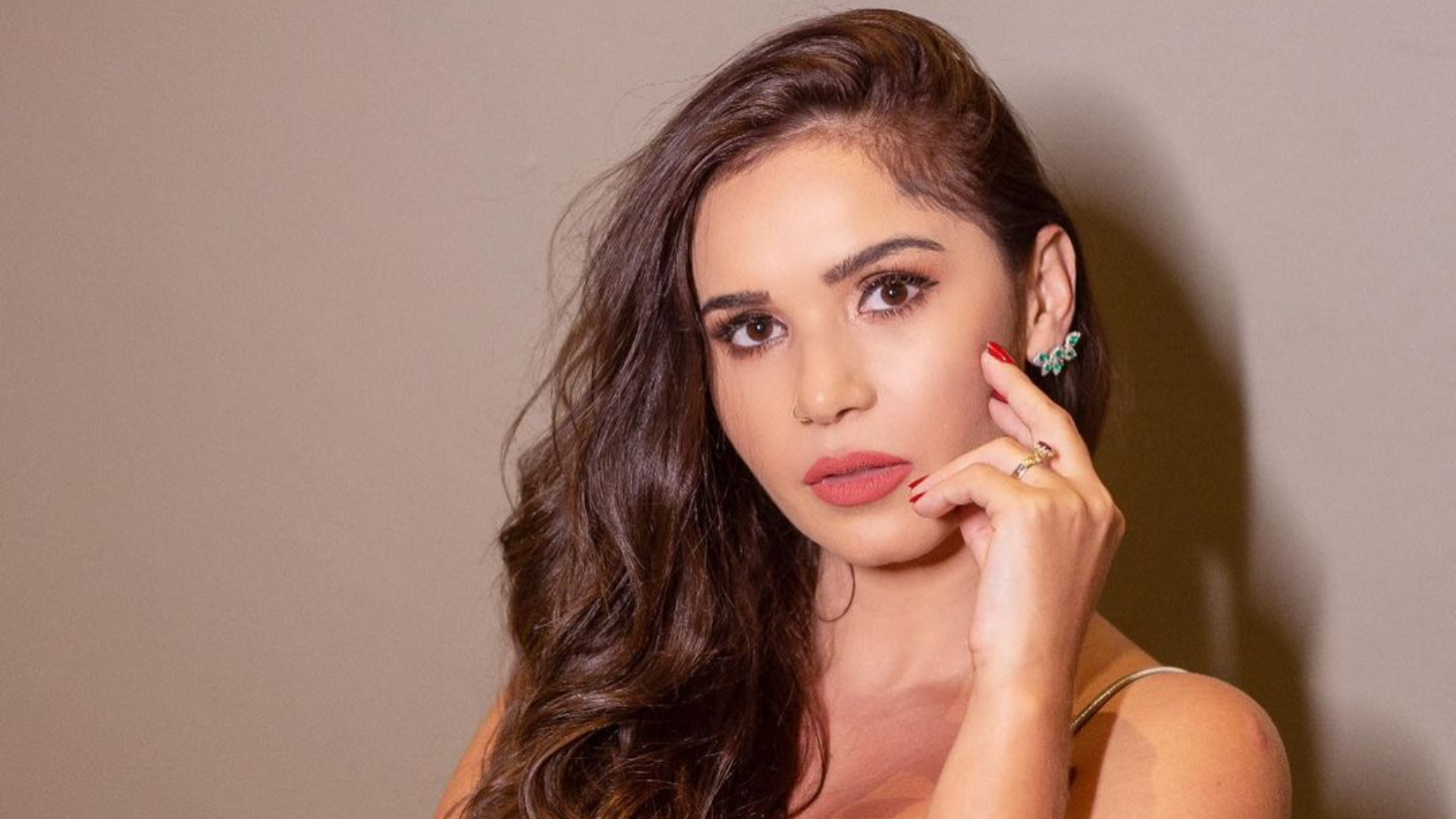 Coração de ouro! Gizelly Bicalho entrega livros doados por fãs a um presídio feminino