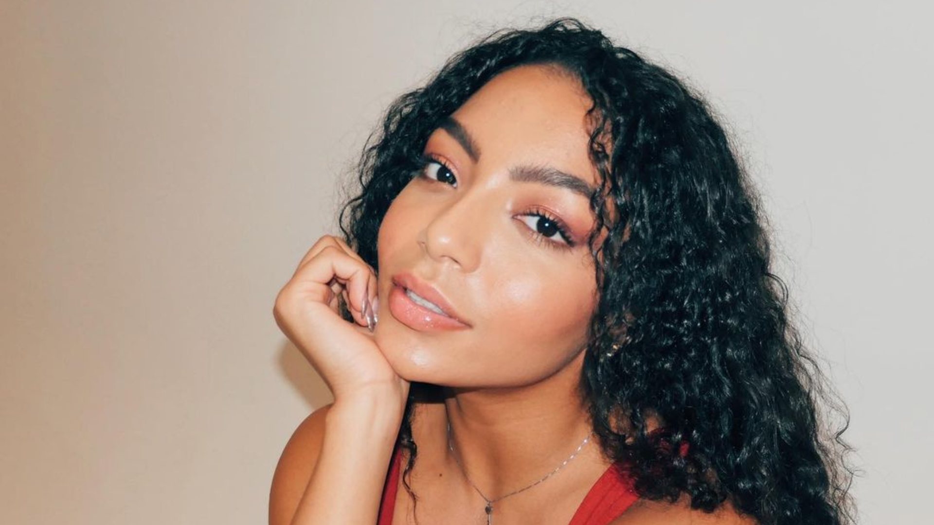 Any Gabrielly solta a voz, faz cover de ‘Drivers License’ e encanta internautas: “Dona do Brasil”