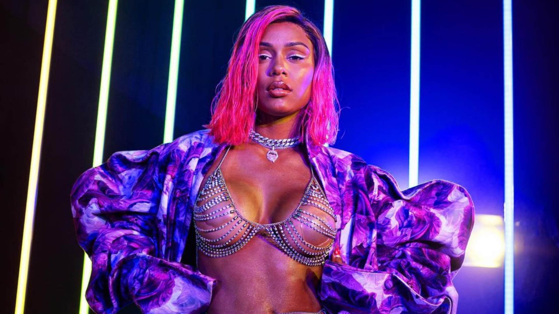 MC Rebecca reproduz cena de ‘As Branquelas’ com o namorado e internautas descobrem piercing íntimo