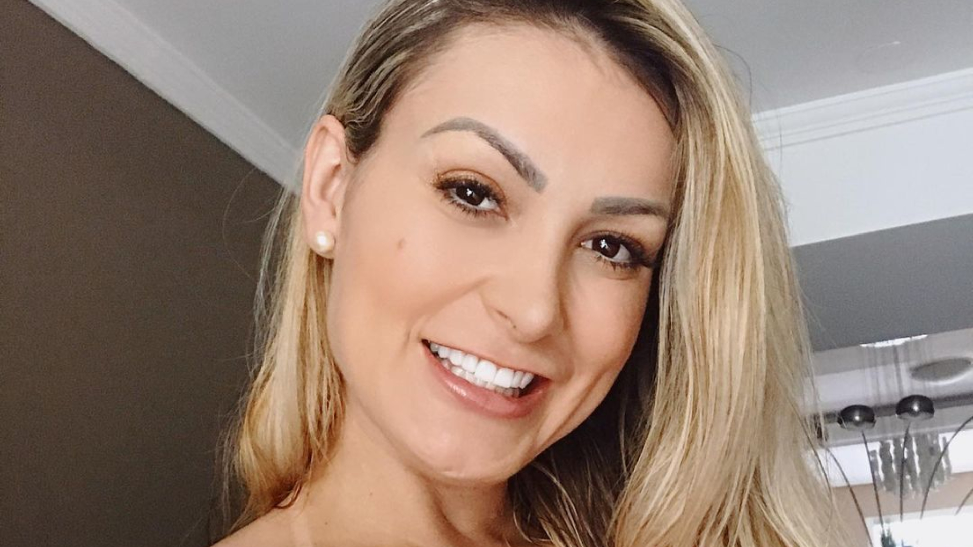 Empoderada! Com lingerie sensual, Andressa Urach dá show de amor-próprio: “Mulher pode tudo, pode ser o que quiser”