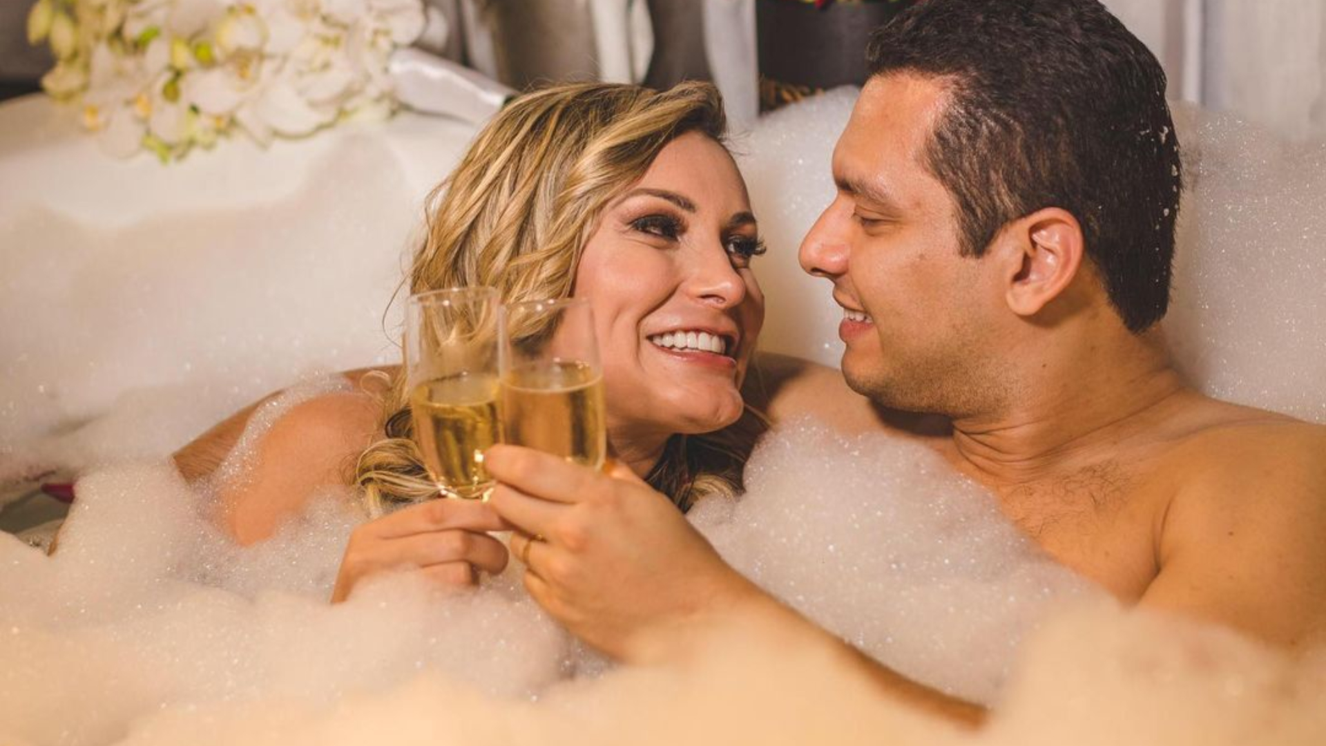 Andressa Urach surge agarradinha com o marido em banheira de luxo na noite de núpcias: “Presente de Deus”