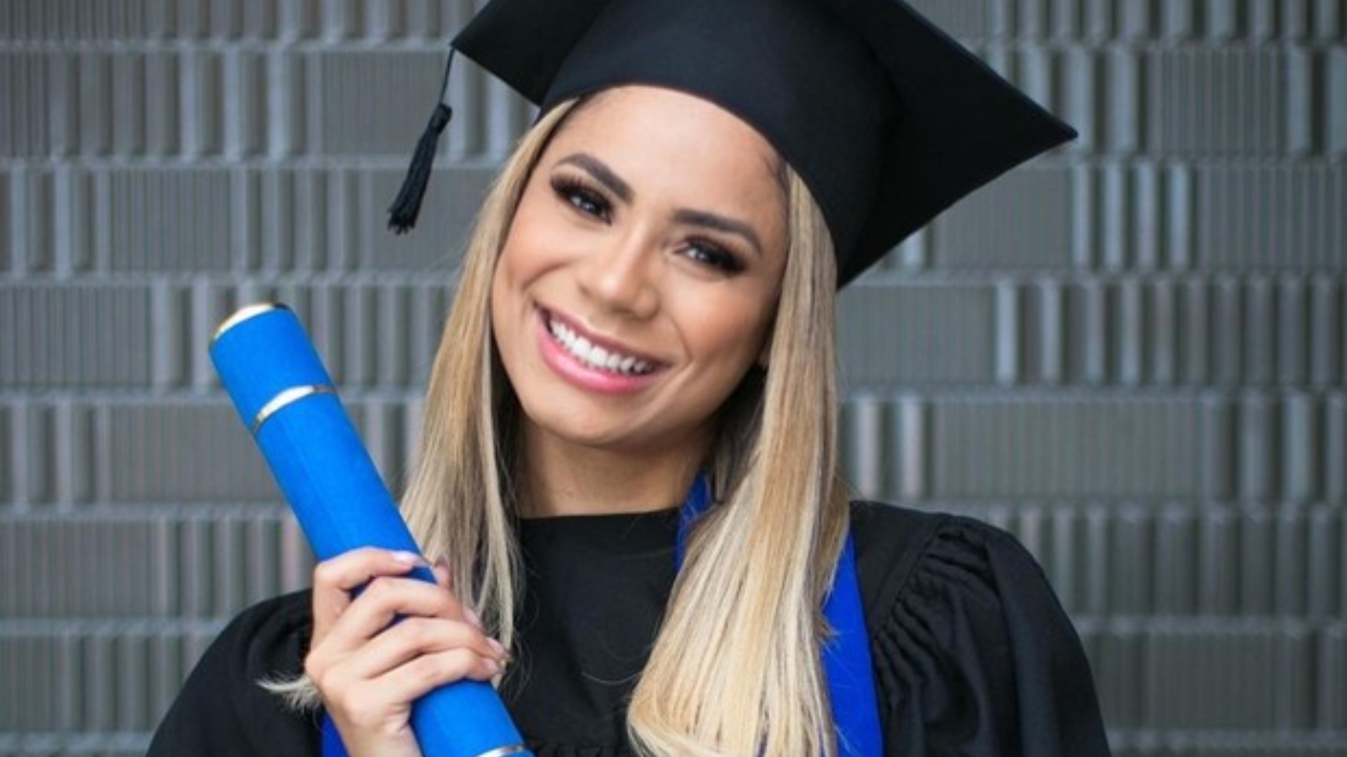 MERECEDORA! Lexa se forma em faculdade de Marketing: “Educação é o caminho”