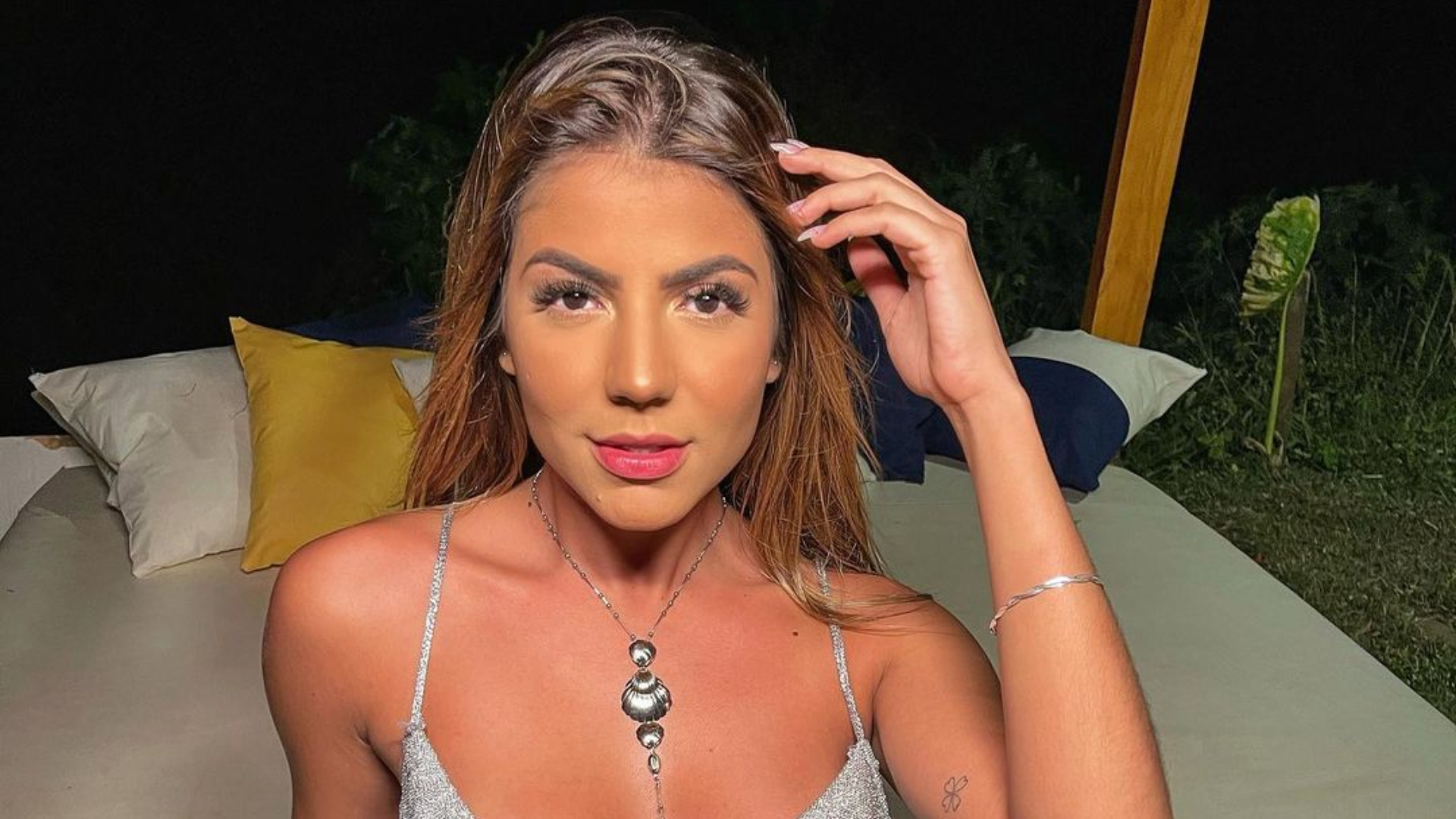 Hariany Almeida coloca bumbum para jogo em clique em cenário paradisíaco