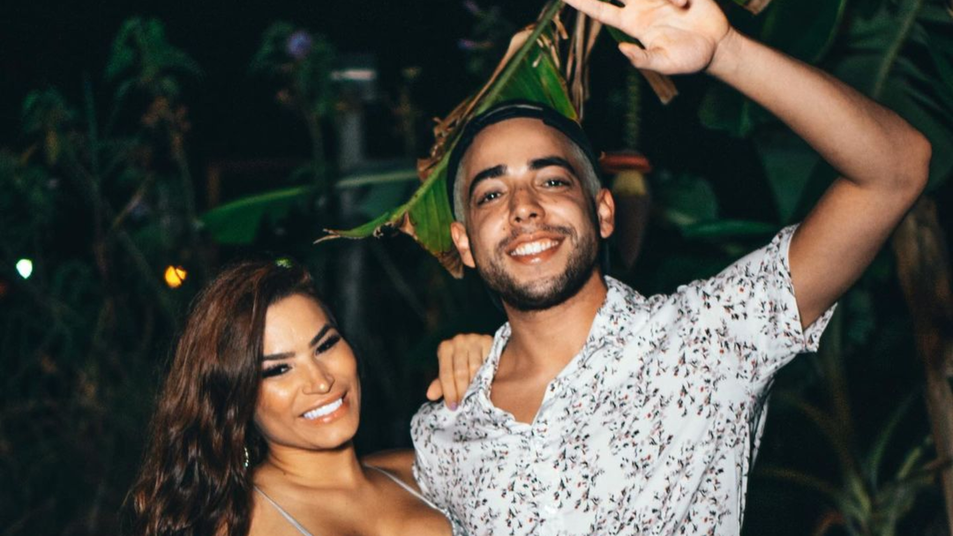 SELFISSA VIVÍSSIMO! Lucas Selfie dá beijão em Raissa Barbosa