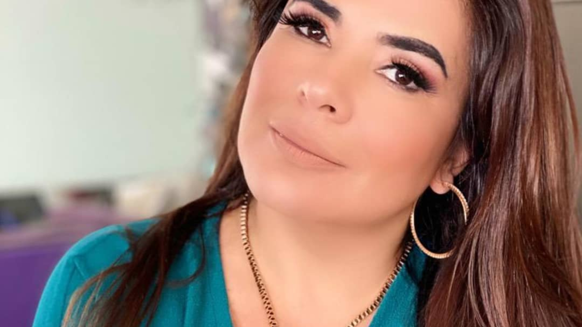Mara Maravilha aposta em saia longa com estampa tropical e faz sucesso
