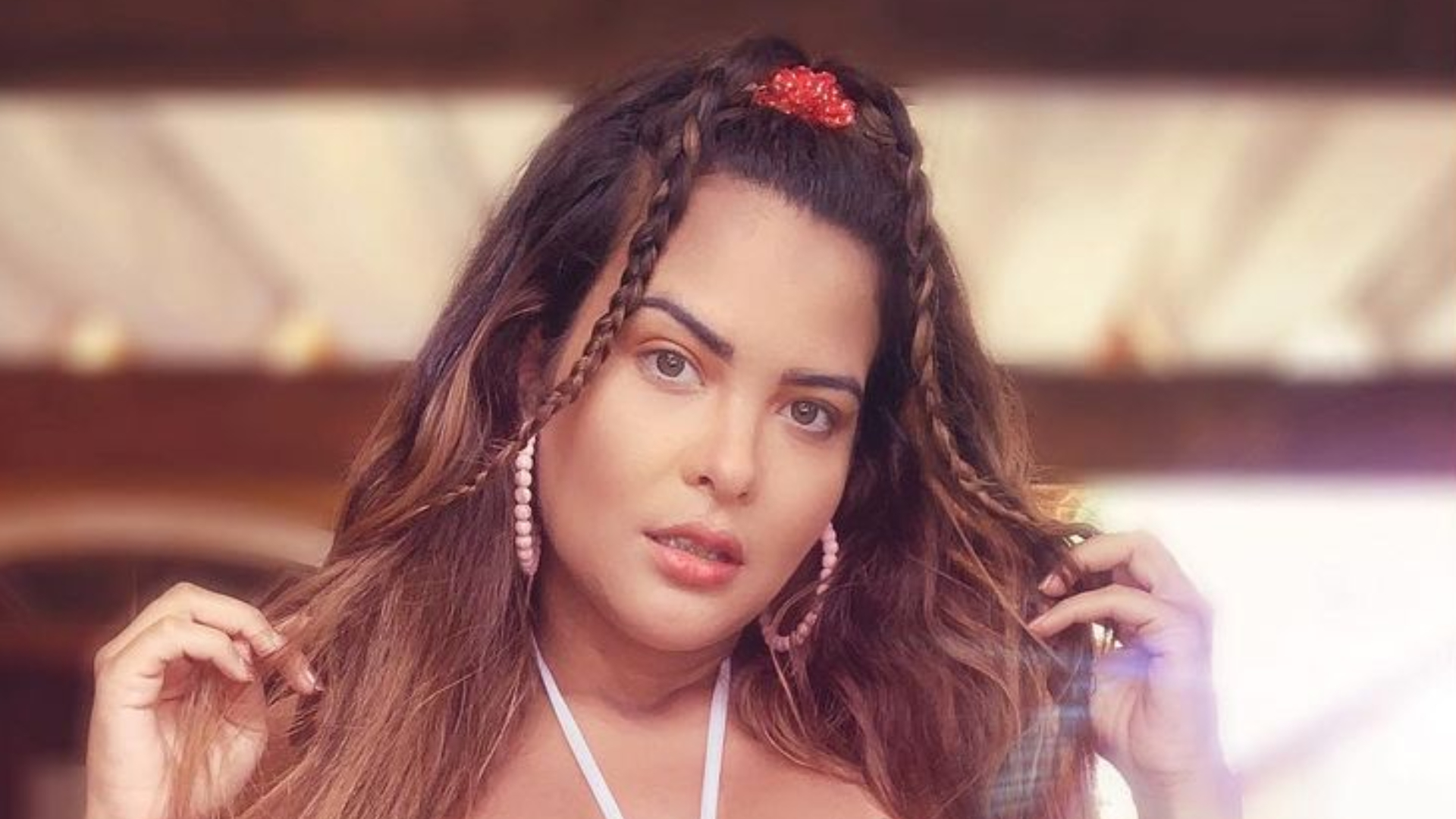 Com decote caprichado, lingerie de renda e suas curvas à mostra, Geisy Arruda faz convite picante aos seus fãs