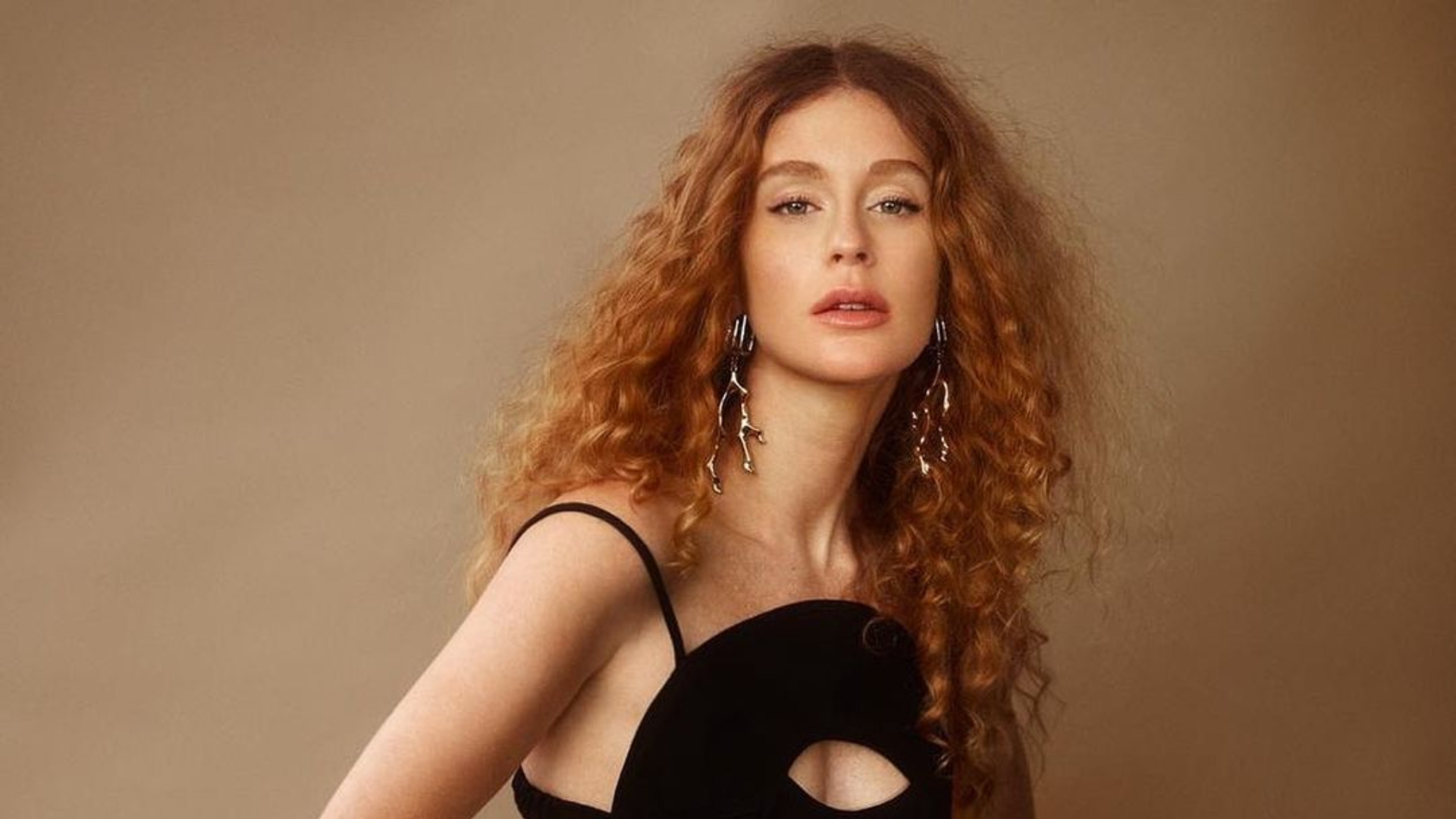 Marina Ruy Barbosa aposta em sensualidade e posa de lingerie