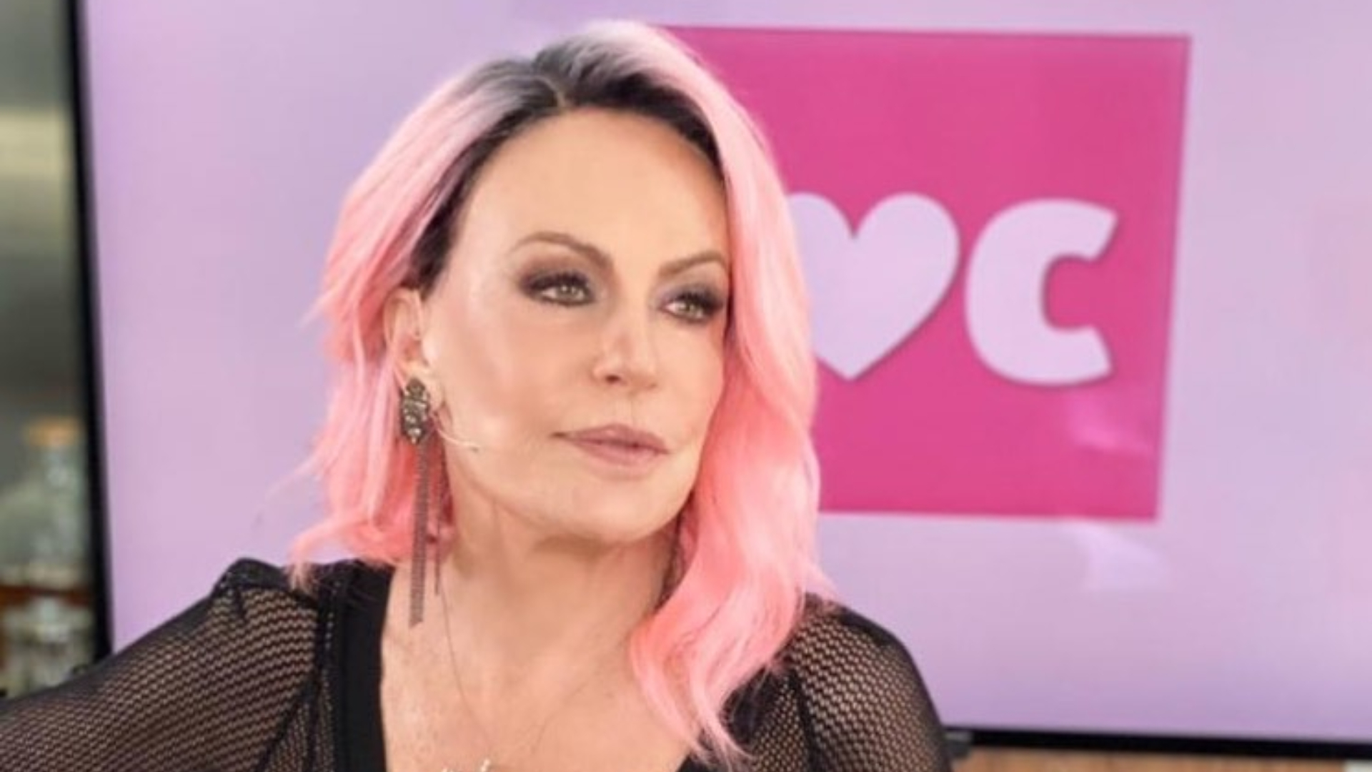Do rosa aos dreads! Ana Maria compartilha compilado de seus mais variados cabelos e diz: ”Qual vocês preferem?”