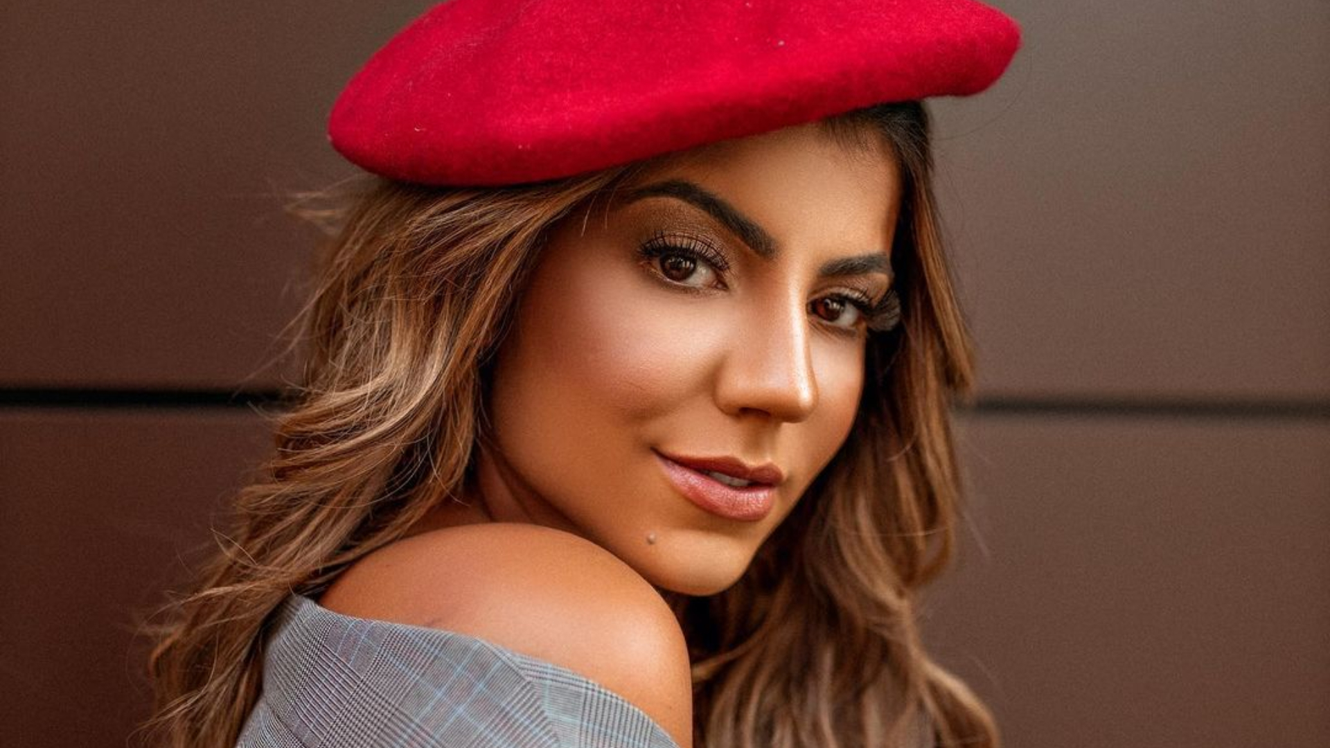 Hariany Almeida aposta em biquíni com estampa de oncinha para curtir dia de piscina