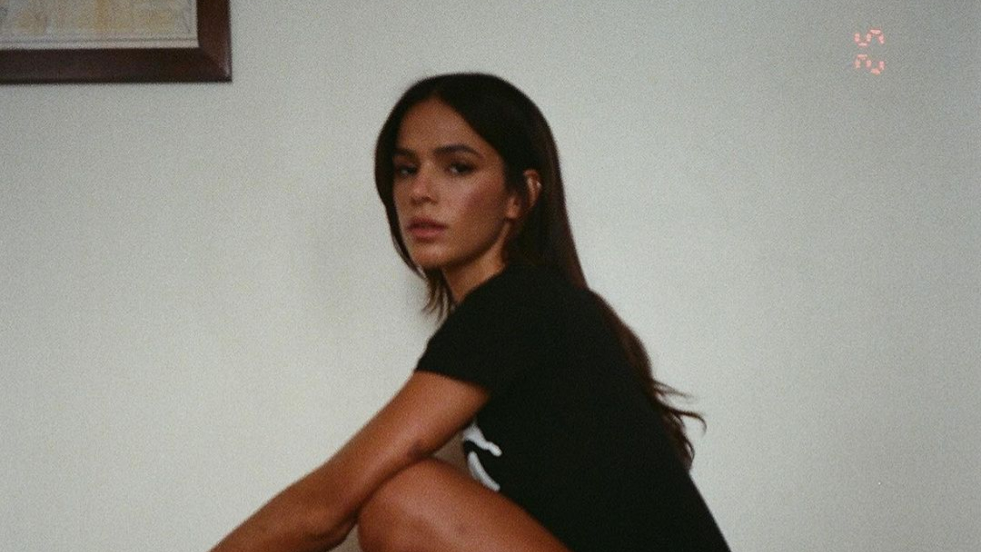 Bruna Marquezine é cobrada de isolamento social por internauta, discute e desativa perfil no Twitter; entenda o que aconteceu