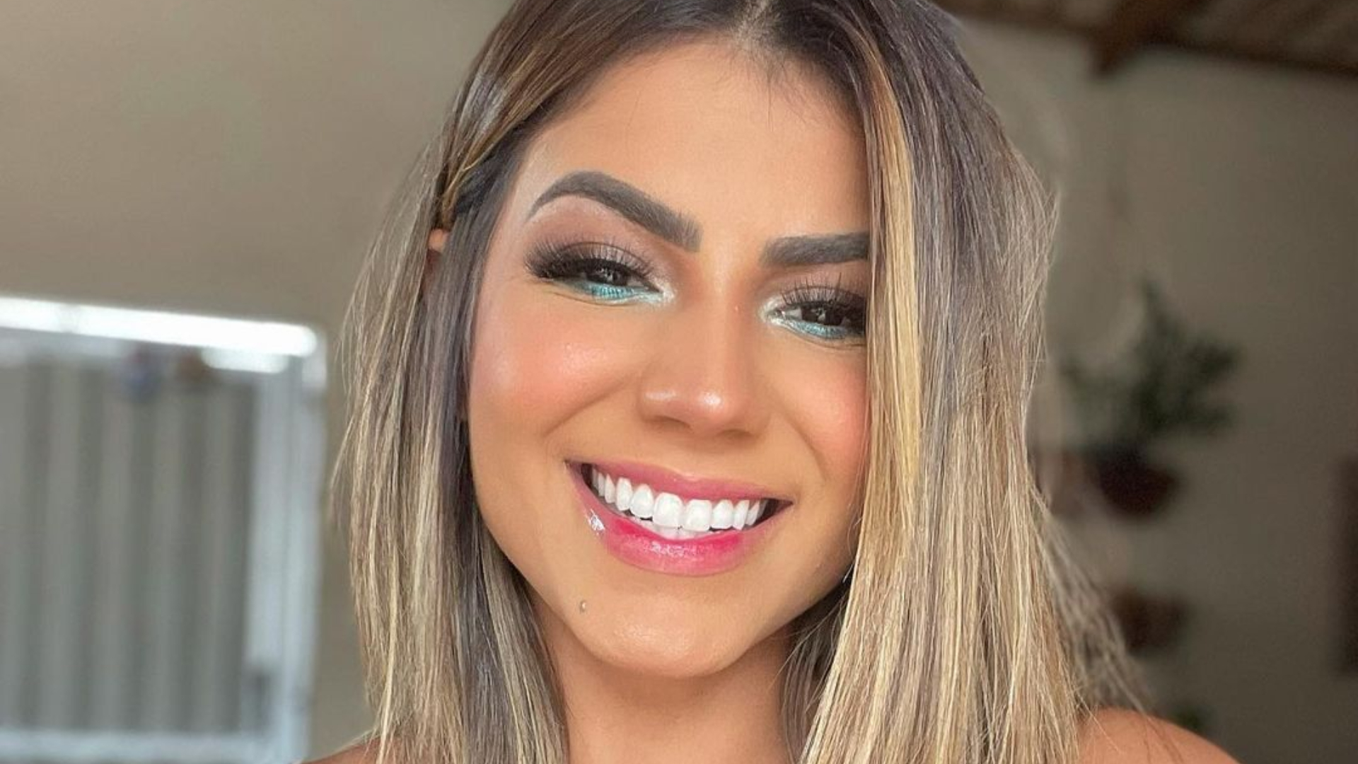 SAUDADE! Após alguns dias afastada de publicações online, Hariany Almeida aposta em biquíni lilás e volta com tudo