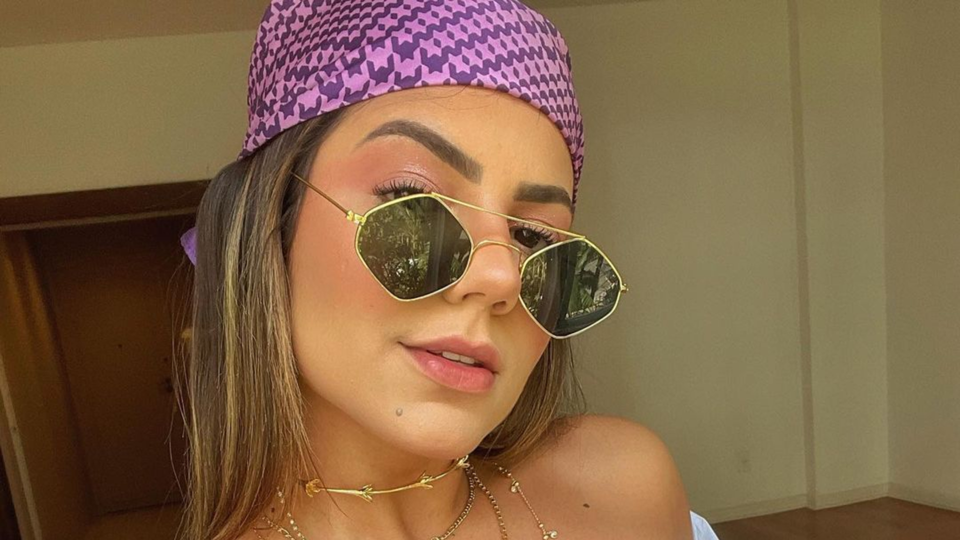 Hariany Almeida aposta em tendência de moda e usa blusa com estampa de zebra