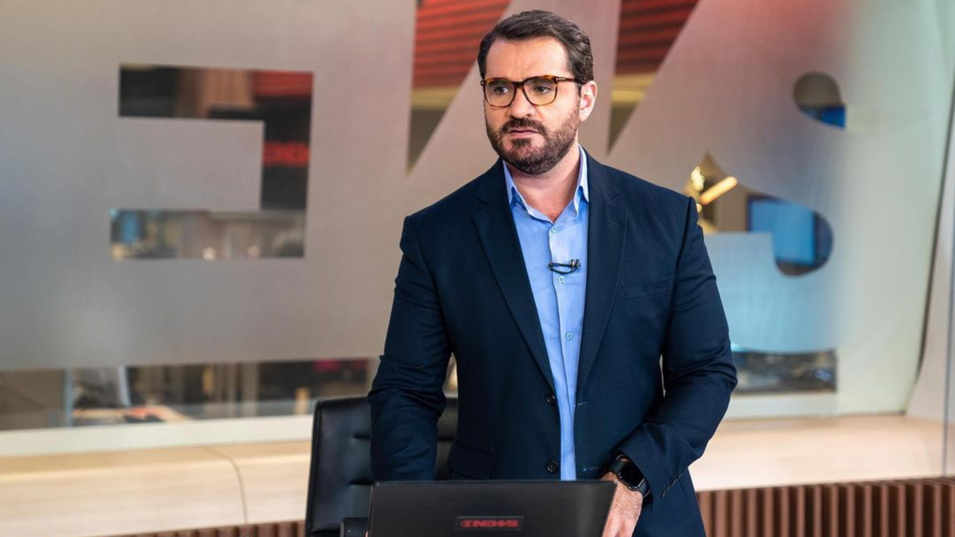 Lá vem o noivo! Ao vivo, âncora da Globo revela noivado com o namorado