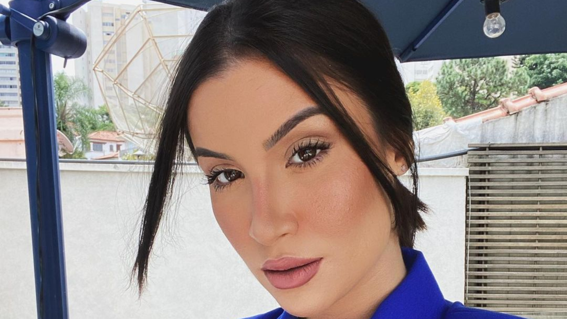 Com quase seis meses de gravidez, Bianca Andrade coloca barrigão para jogo