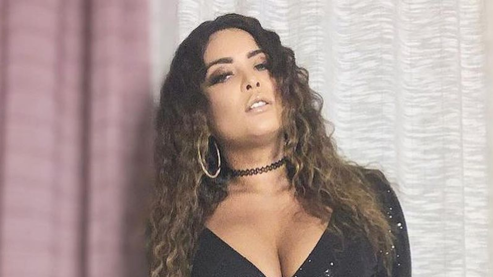 De costas e com calcinha fio-dental, Geisy Arruda coloca bumbum para jogo