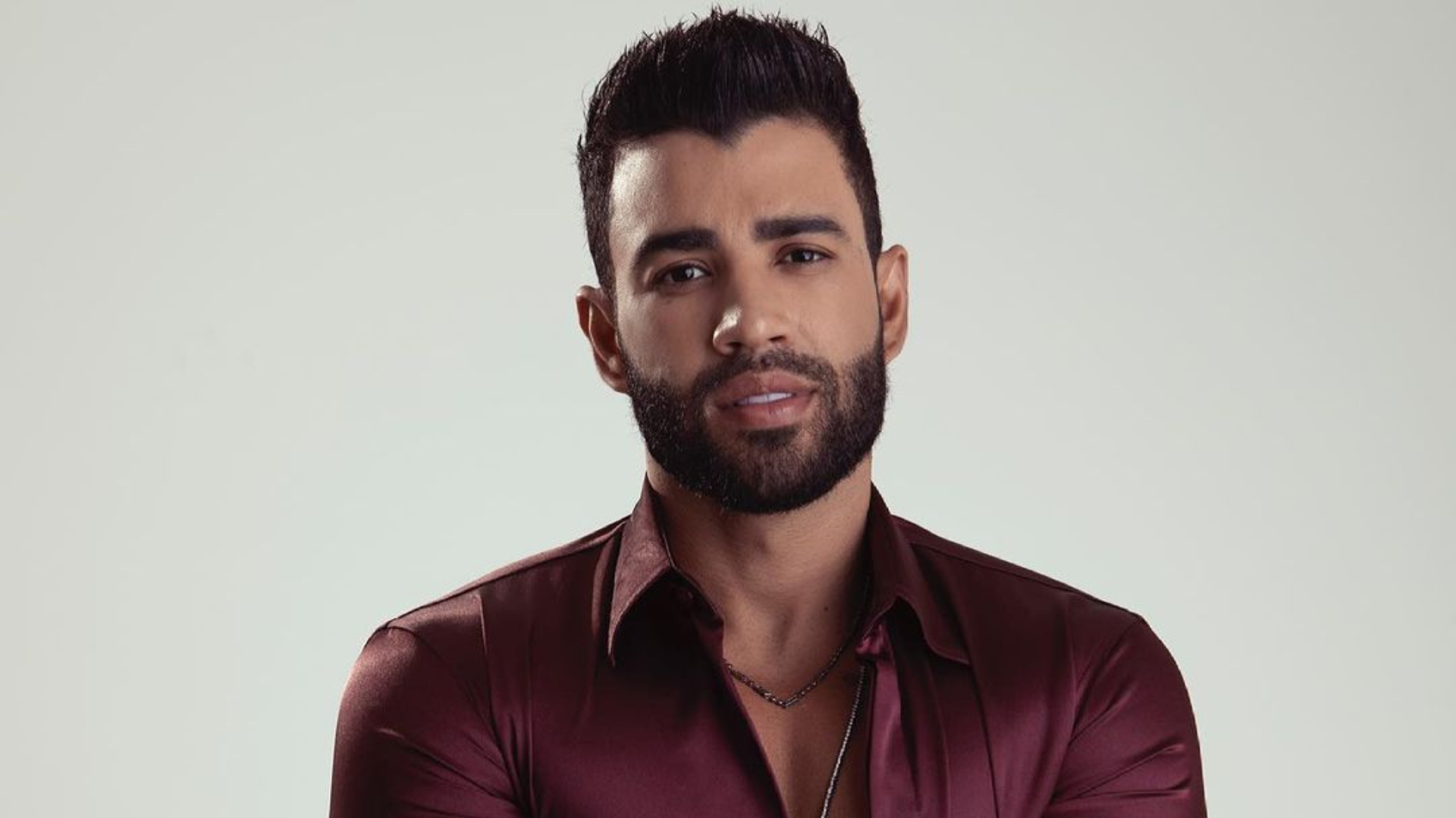 Gusttavo Lima posta clique de mãos dadas com mulher e fãs especulam ser Andressa Suita