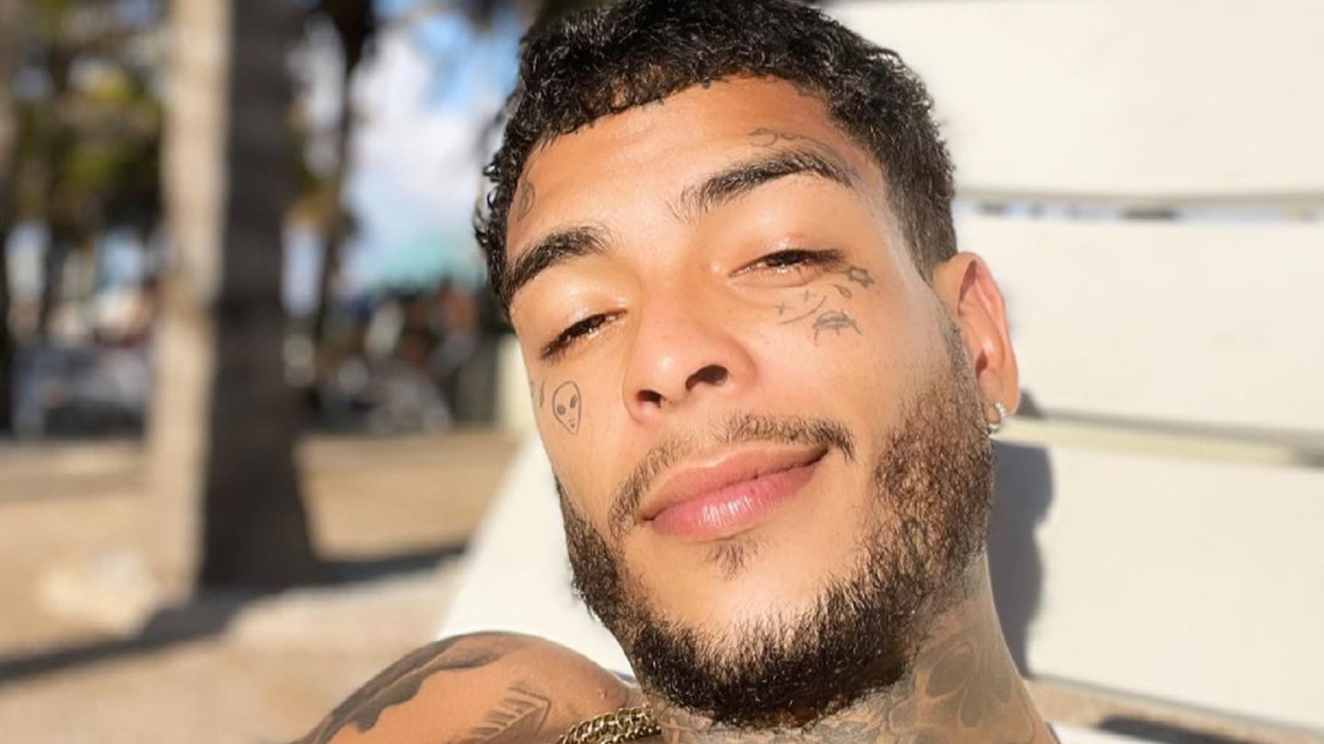 Modelo que estava no quarto com MC Kevin confirma que o cantor pediu ajuda antes de cair da varanda