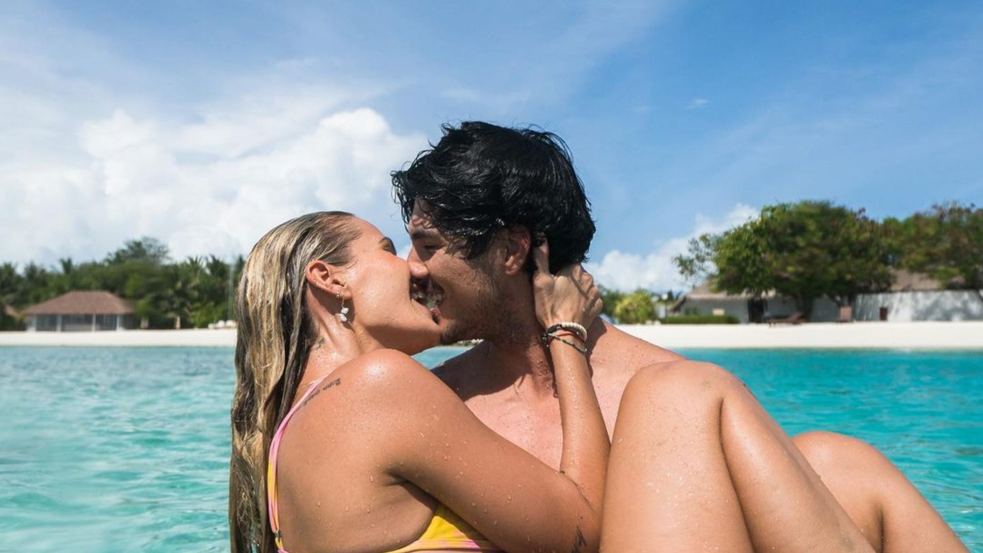 Apaixonados! No chuveiro, Yasmin Brunet e Gabriel Medina ficam agarradinhos