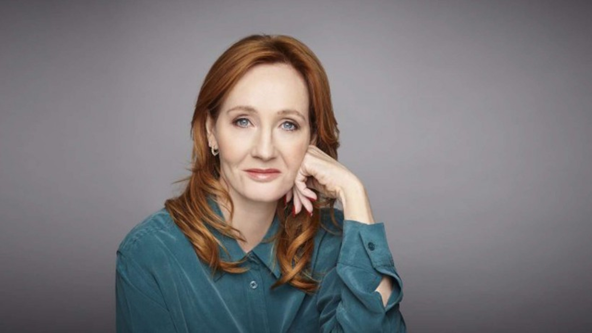 Autora de Harry Potter, J.K. Rowling diz que “aceitaria feliz” prisão por falas transfóbicas