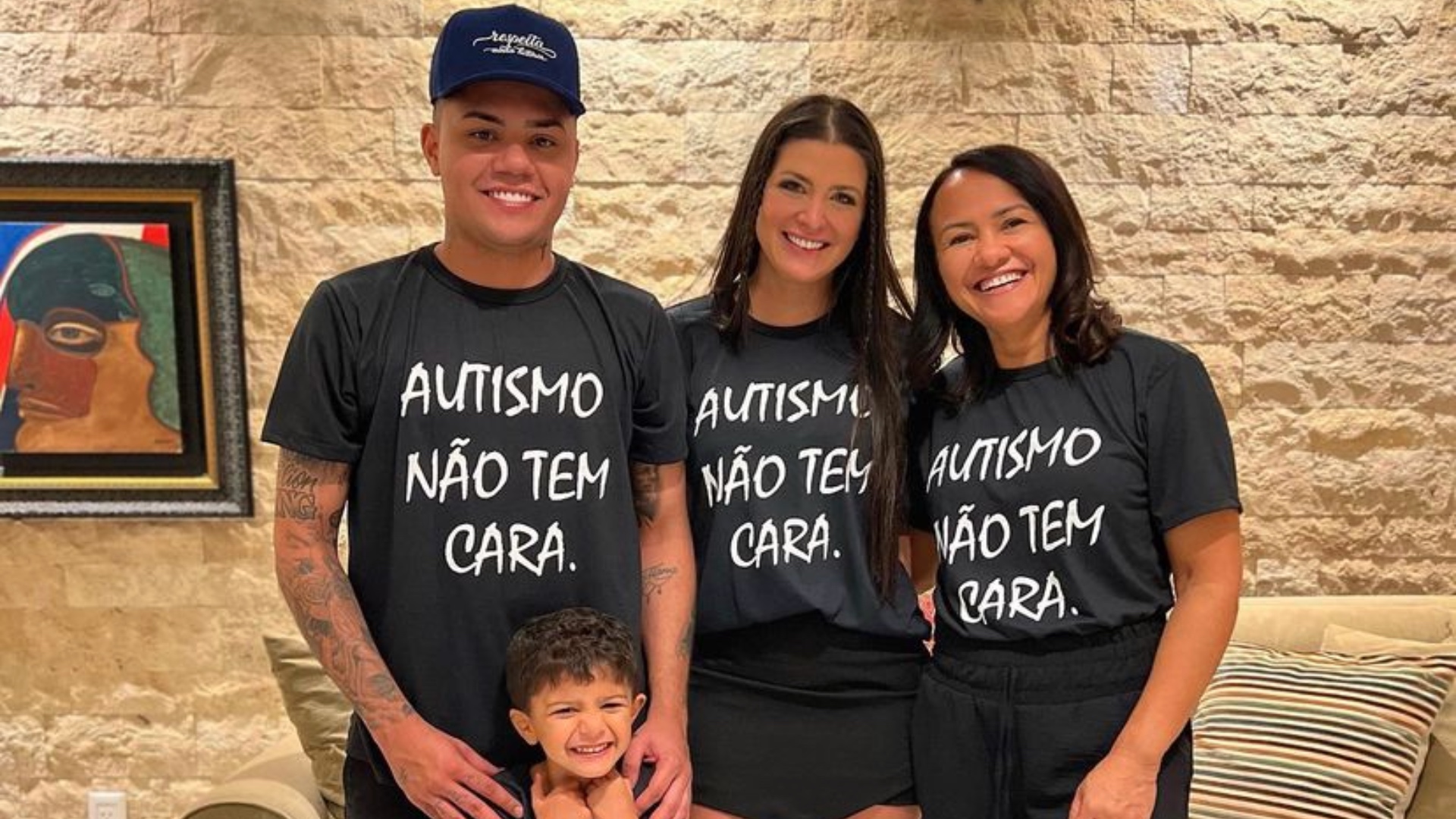 Felipe Araújo se reúne com ex-esposa, mãe e filho para campanha de conscientização sobre o autismo