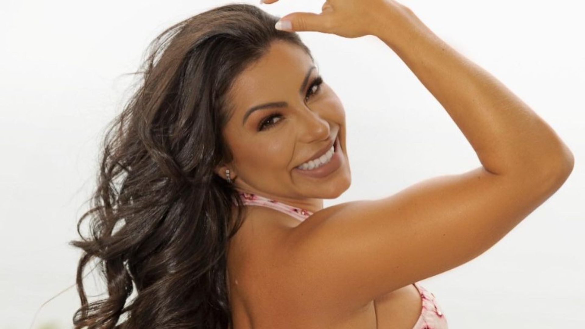 Esposa de Thammy Miranda, Andressa Ferreira ostenta curvas exuberantes com calcinha cavadíssima