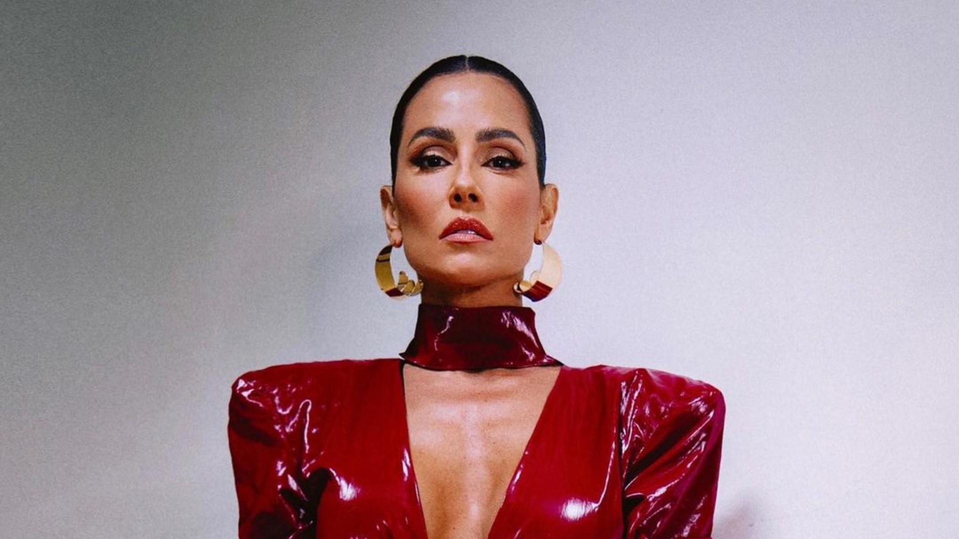 Deborah Secco dispensa calcinha e exibe bumbum empinado