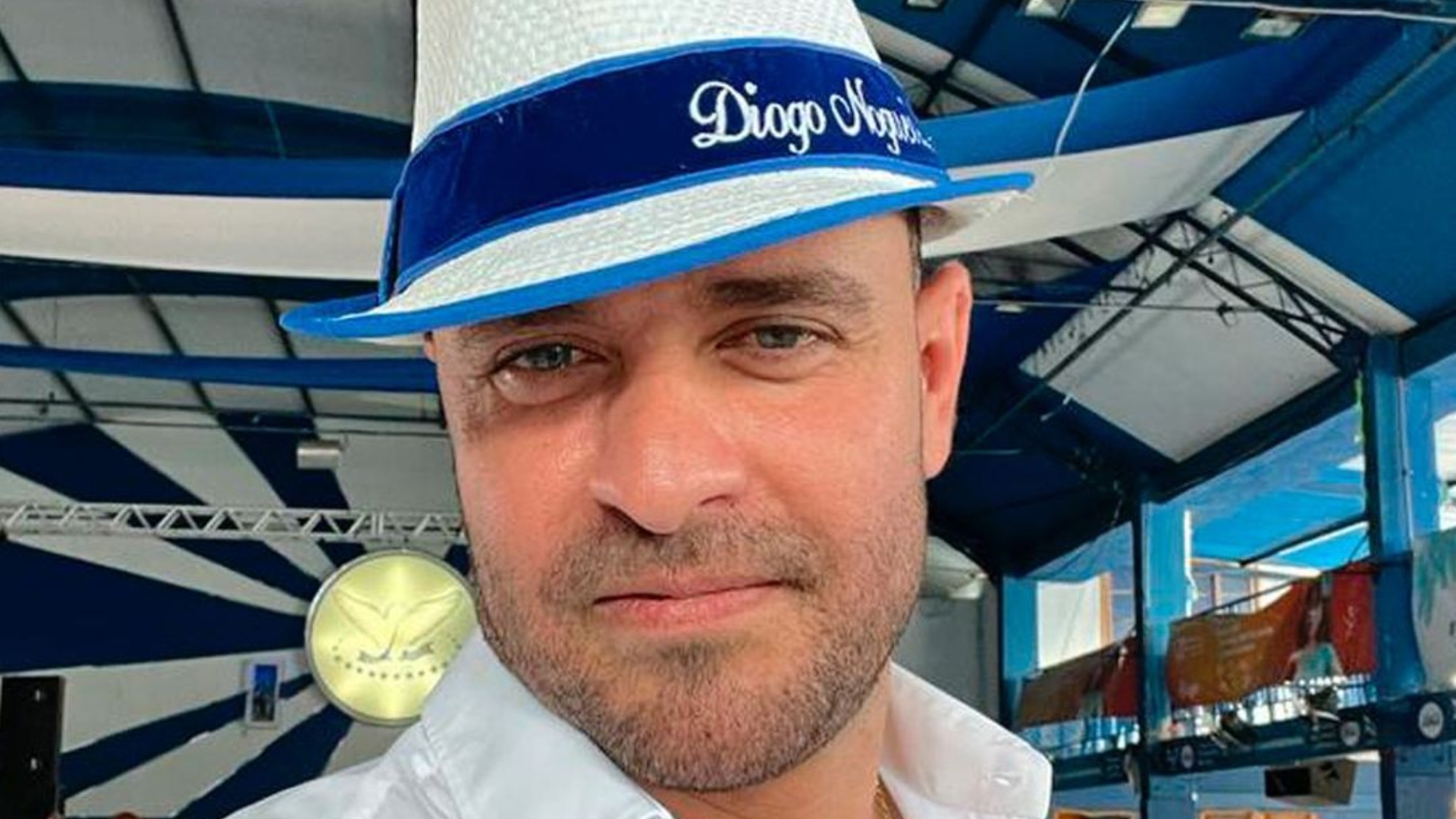 Diogo Nogueira posa de sunga e volume chama a atenção da web