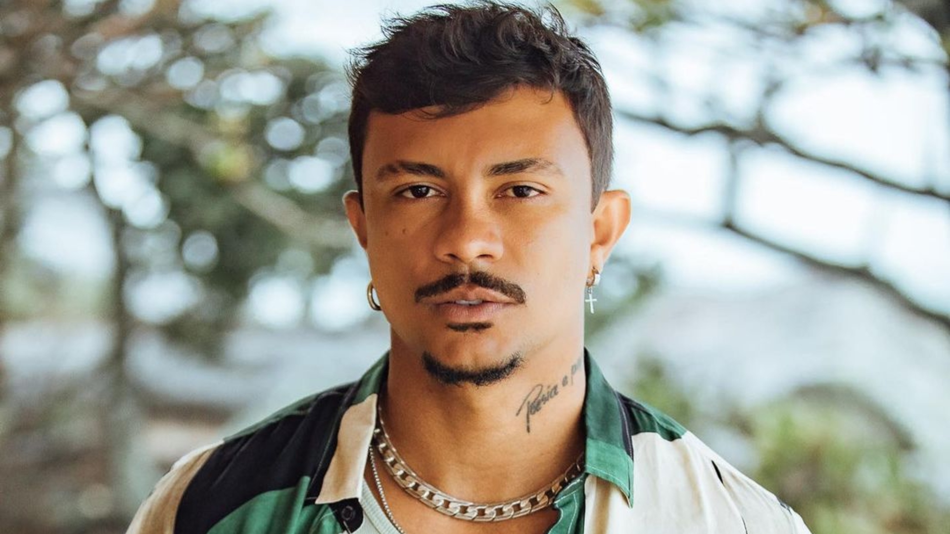 Xamã aparece com unhas pintadas em apoio ao garoto que sofreu bullying