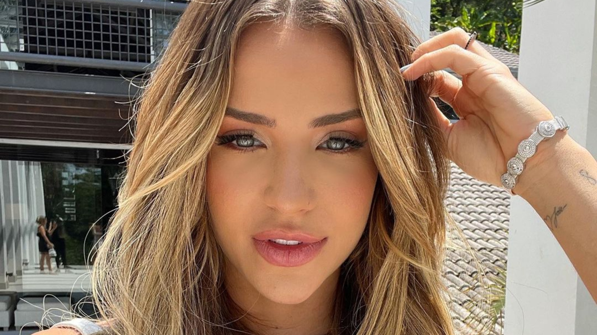 Gabi Martins abusa em recorte do top e quase mostra demais