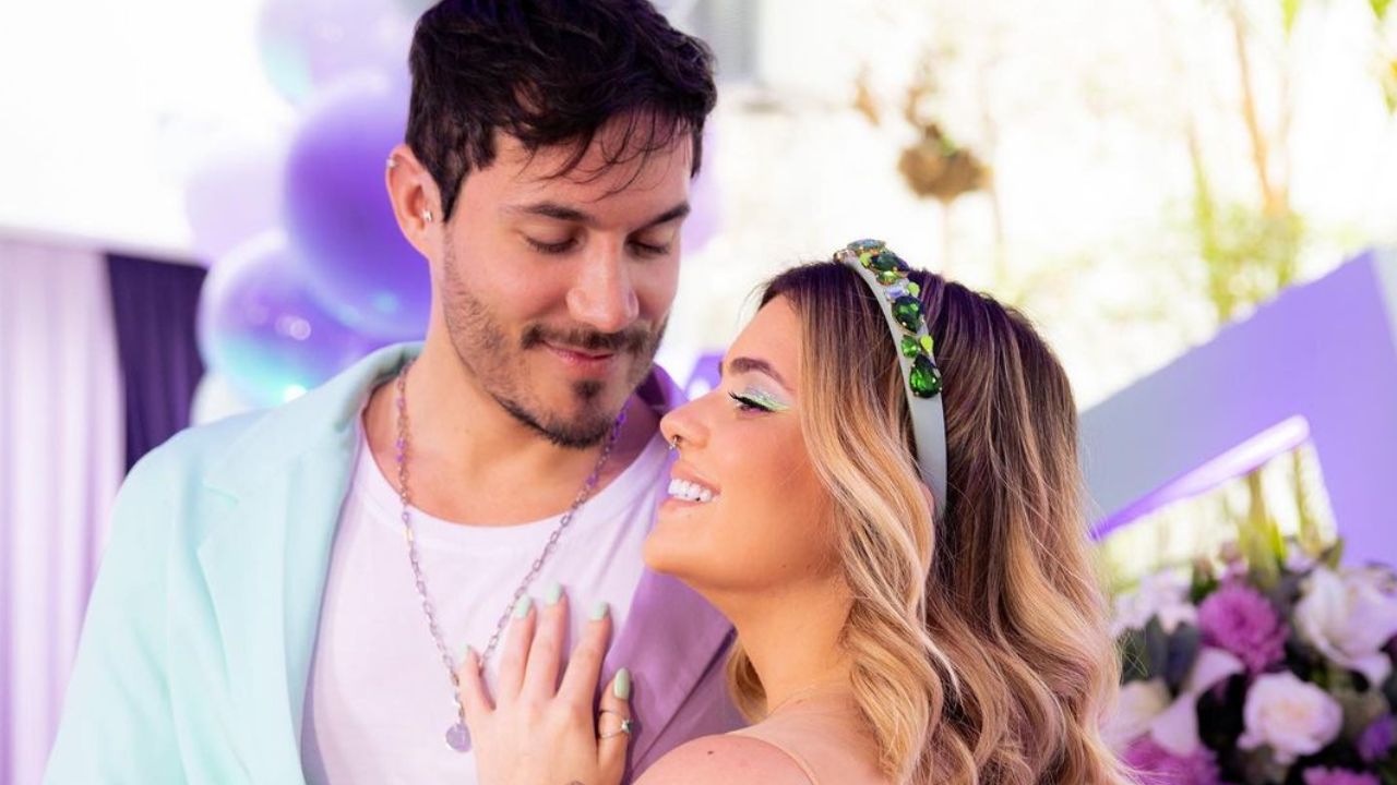 Viih Tube e Eliezer: chá que revelou o sexo do bebê teve direito a banho de tinta e discurso de Tiago Leifert