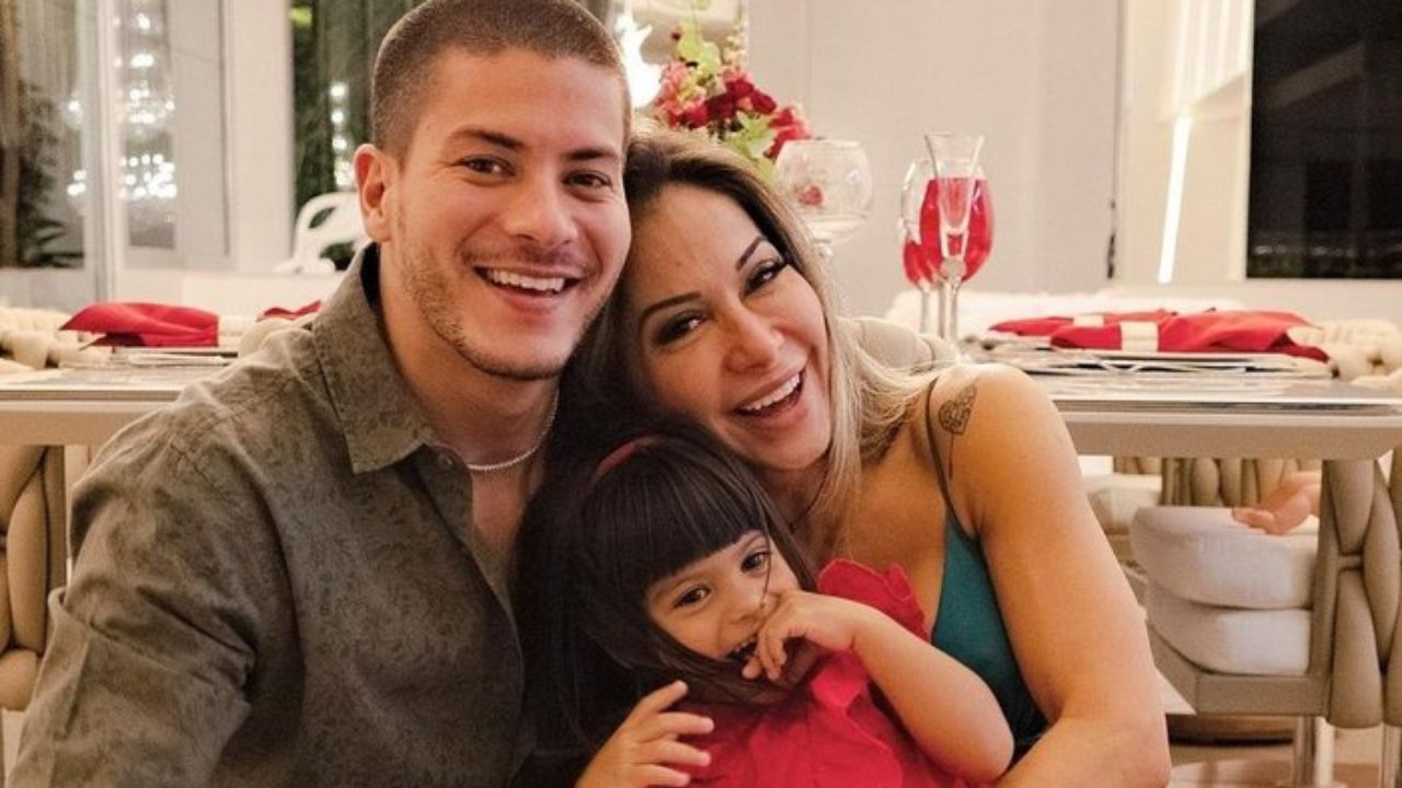 Recém separados, Arthur Aguiar e Maíra Cardi posam juntos em festa de 4 anos de Sophia