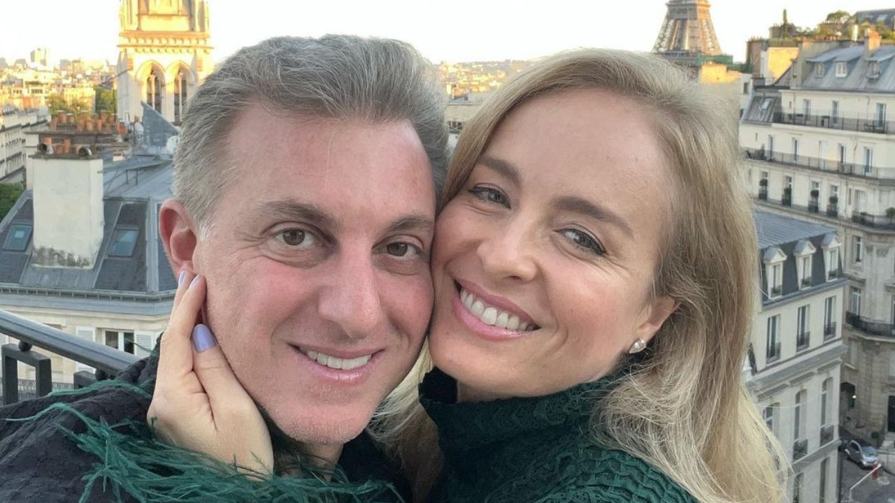 Luciano Huck quebra protocolo e fala sobre casamento durante o ‘Domingão’