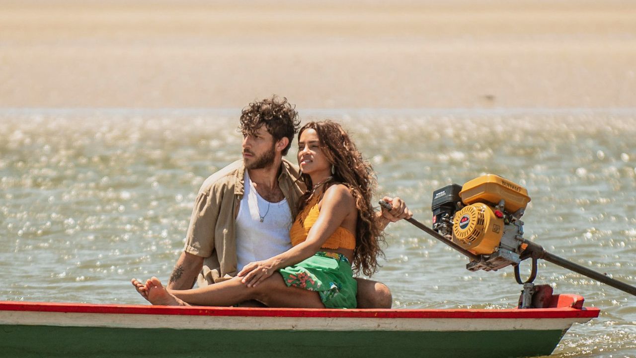 TRAVESSIA: Chay Suede e Lucy Alves protagonizam cena de sexo dentro da água e internautas vão à loucura