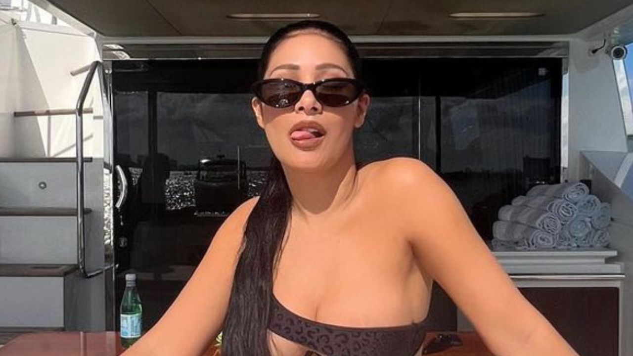 Simaria usa biquíni micro e mais sexy de todos e dispara: “Seja seu maior compromisso”