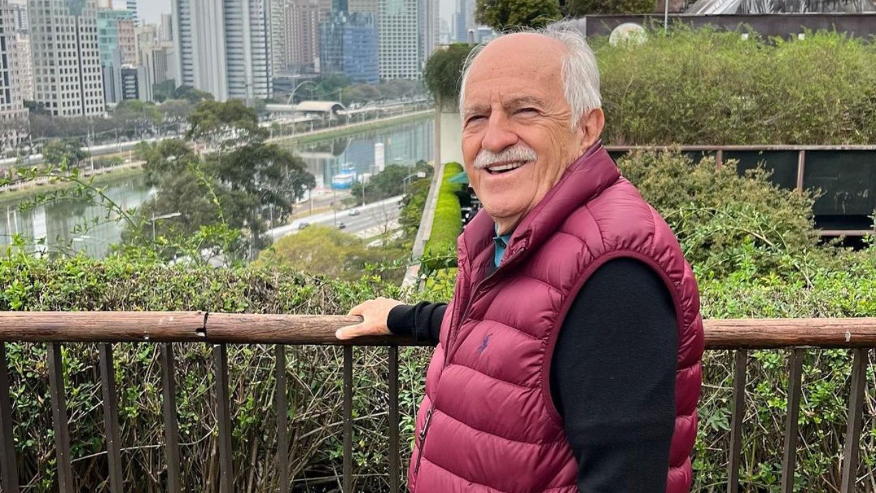 Com 89 anos, Ary Fontoura brinca em carrossel e se diverte: “Lembrando a pureza de ser criança”