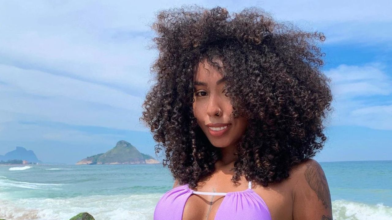 Irmã de Gracyanne Barbosa deixa virilha à mostra com biquíni ousadíssimo