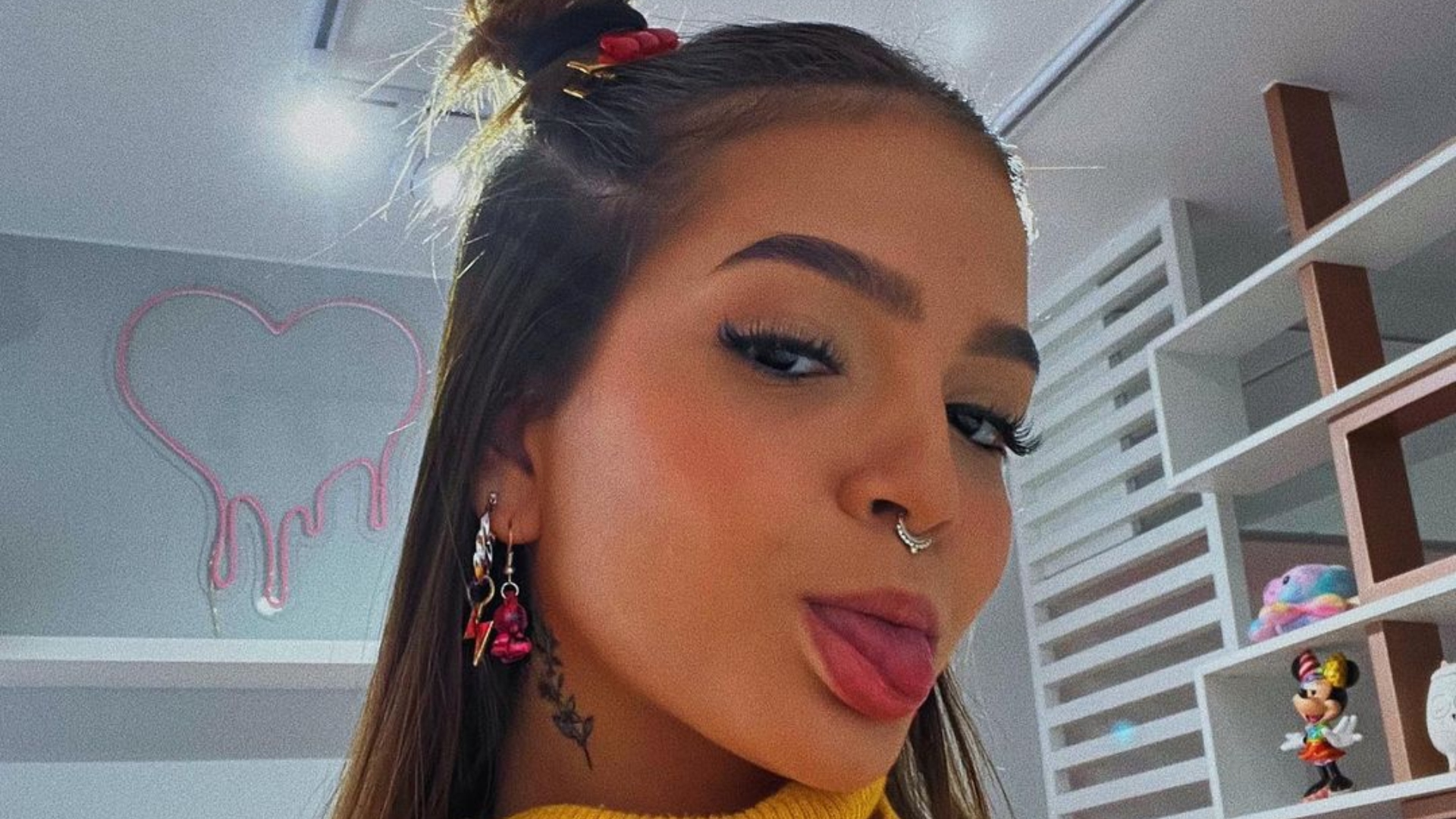 Mel Maia ostenta bumbum empinado com biquíni minúsculo