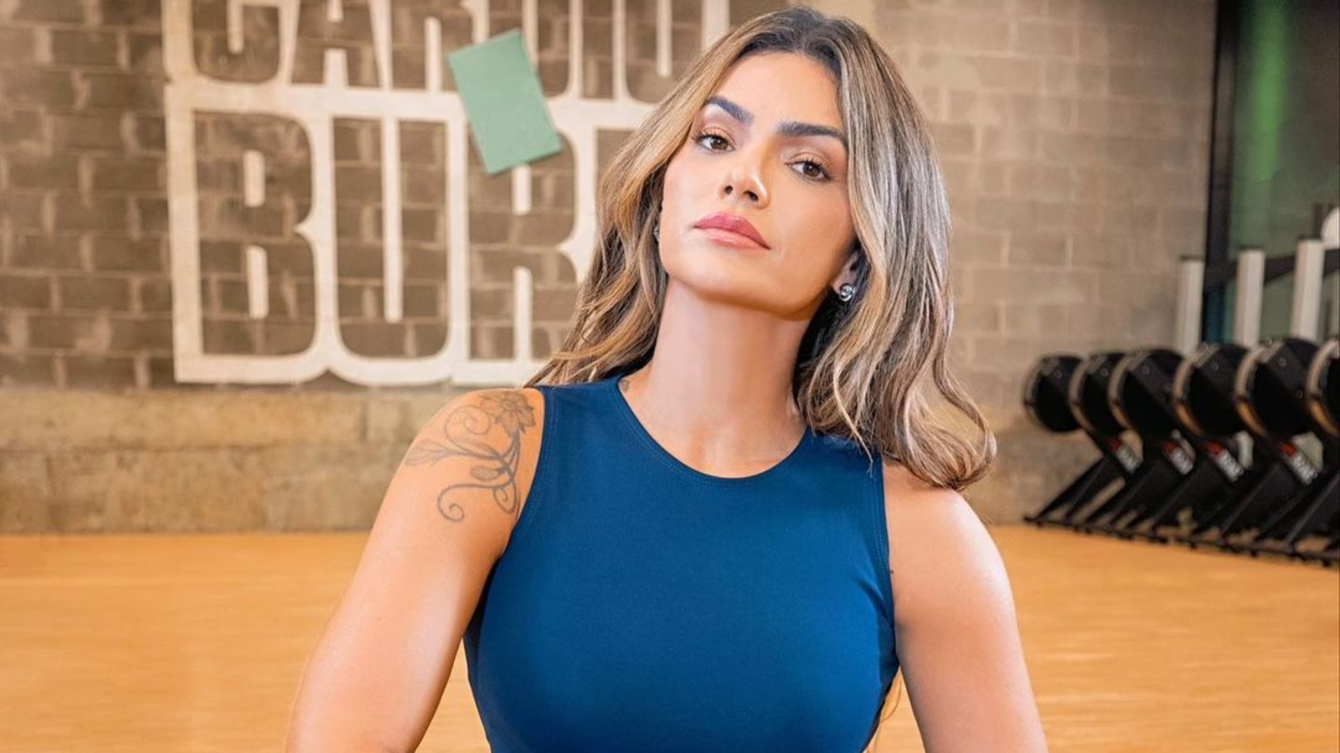 Kelly Key impressiona com barriga saradíssima