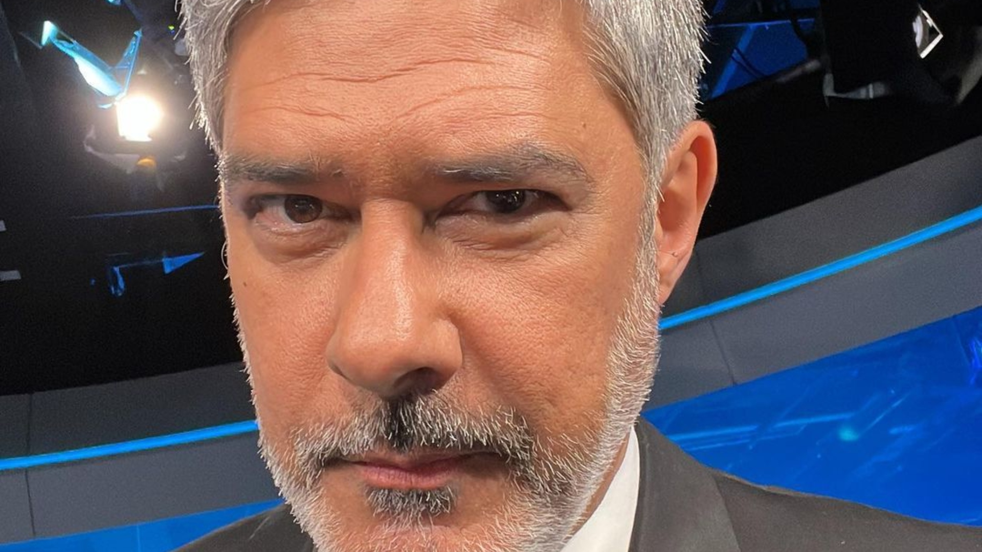Após virar assunto na web por abrir lata ao vivo, William Bonner avisa: “Era água”