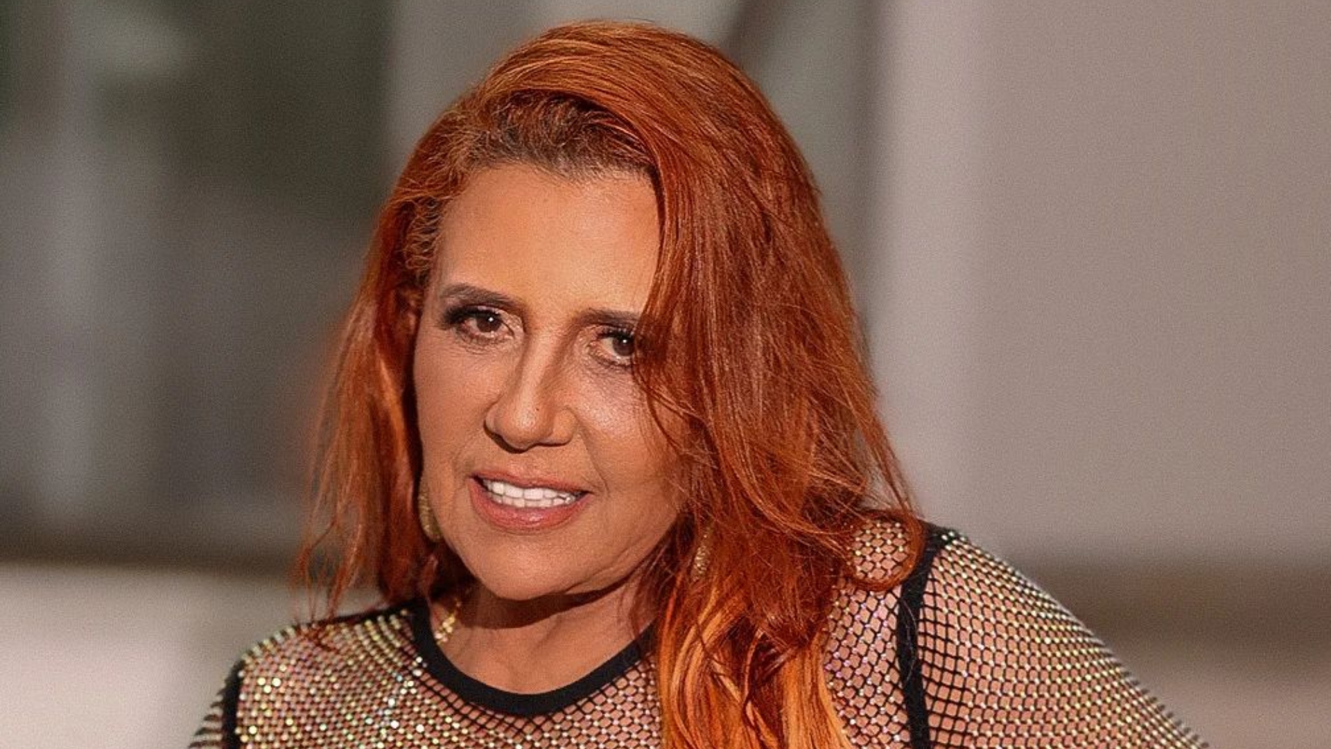 Rita Cadillac abaixa calcinha minúscula ao máximo e quase mostra demais