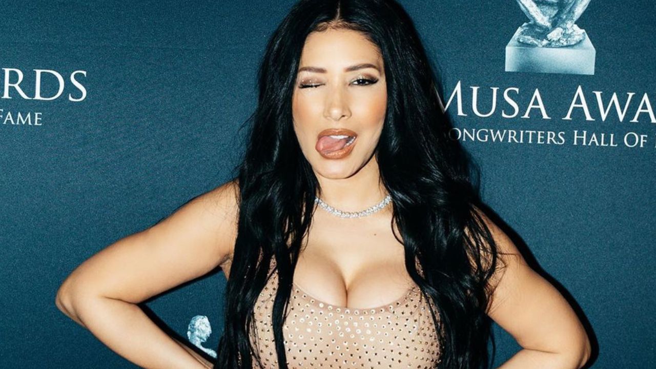 Simaria aposta em decote MUITO ousado e transparência total em look de premiação internacional